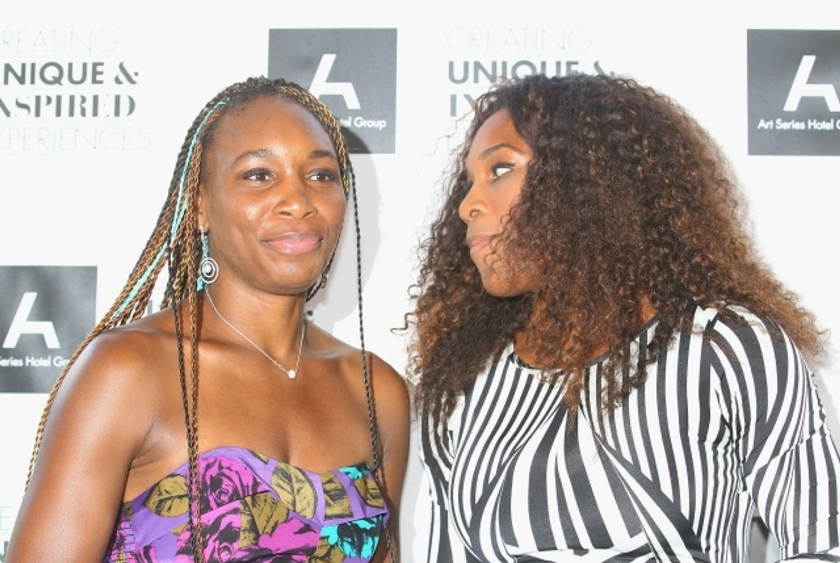 Serena a Venus v Austrálii - 8 - GALERIE: Serena a Venus hrají pingpong (1/8)