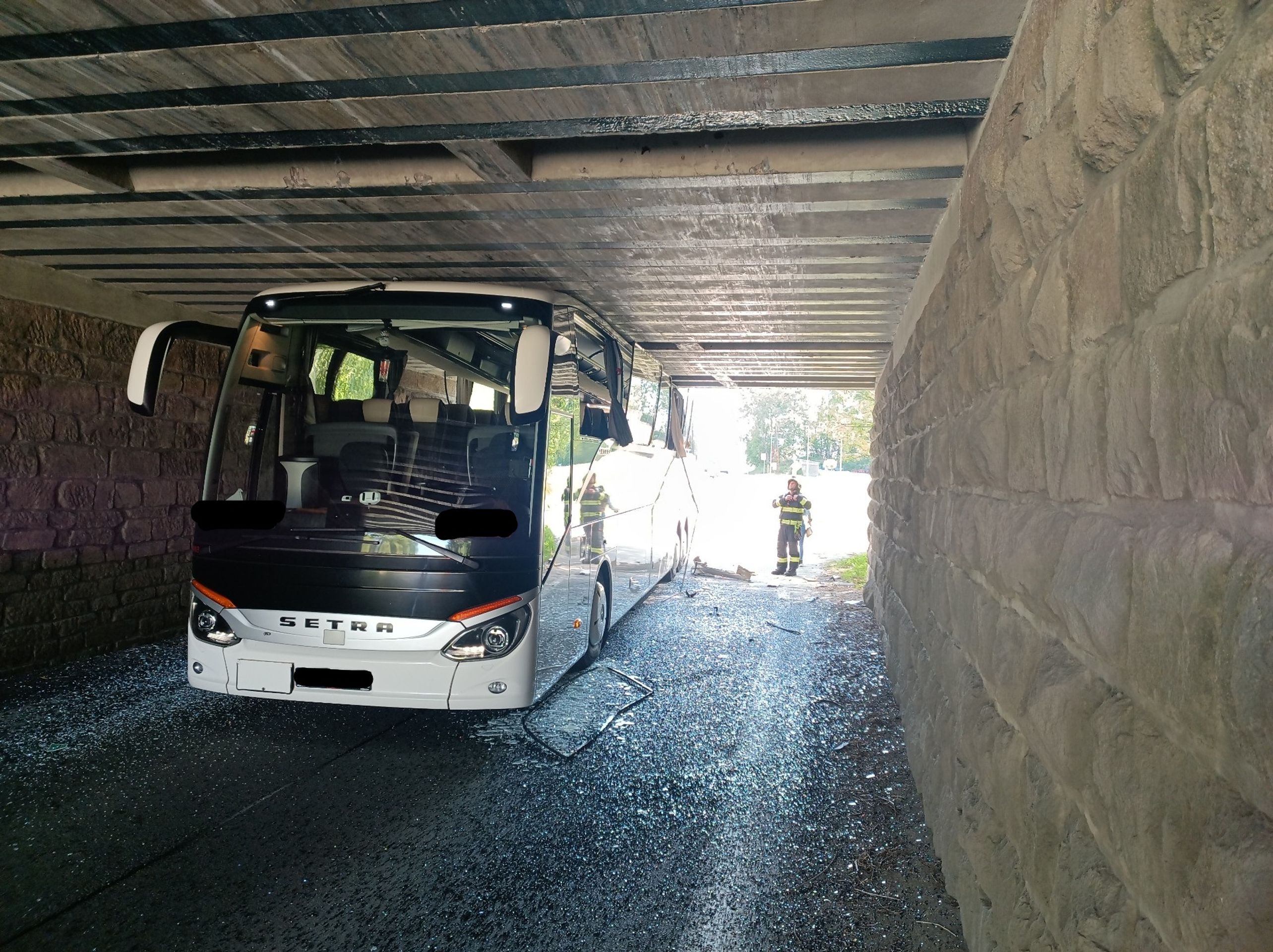 Autobus zůstal zaseknutý pod železničním viaduktem - Autobus zůstal zaseknutý pod železničním viaduktem (4/7)