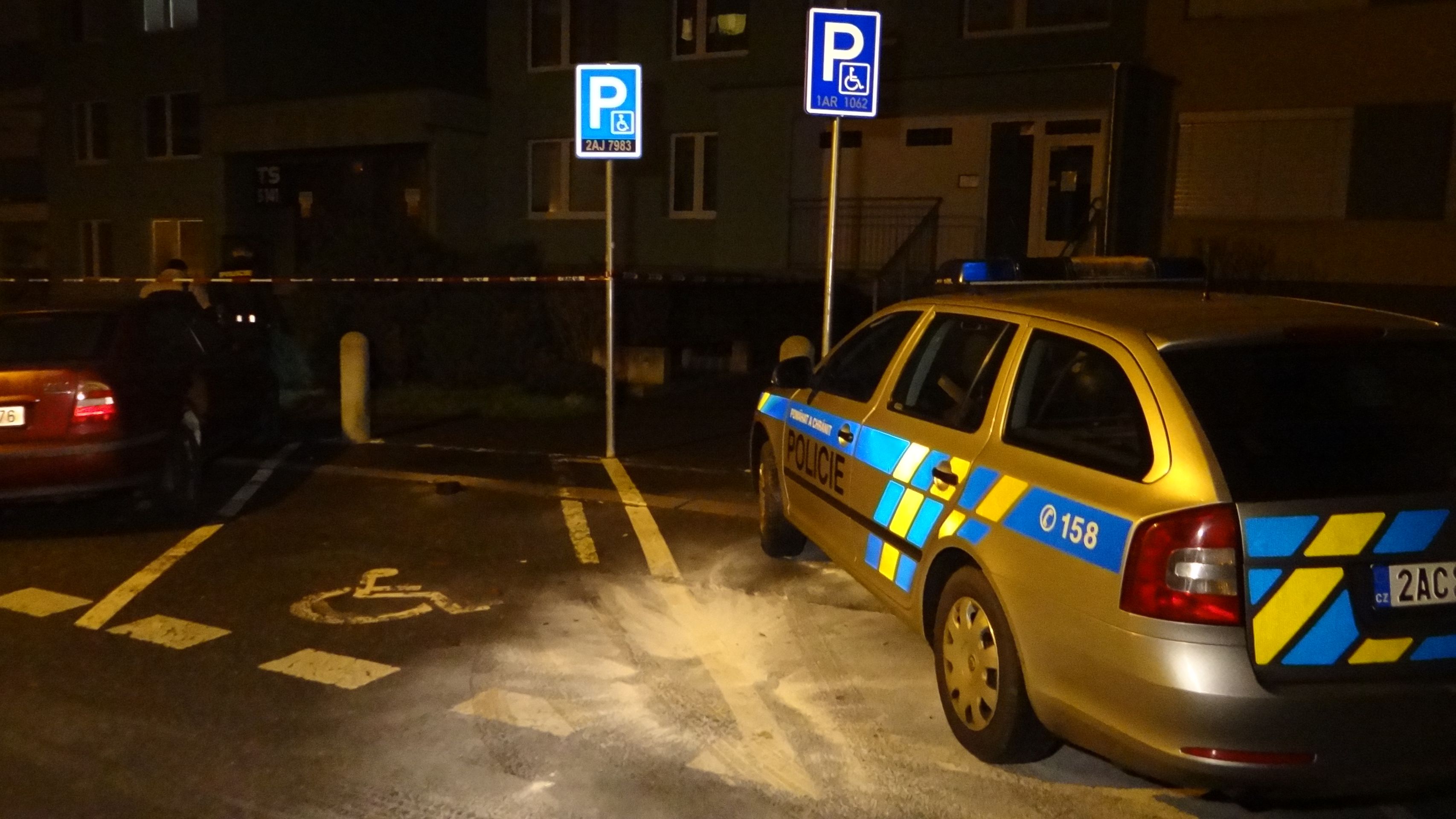 Policisté dlouho zajišťovali před panelákem stopy a vyslýchali svědky - GALERIE: Útočníci v Praze vážně pobodali dva mladíky (4/4)