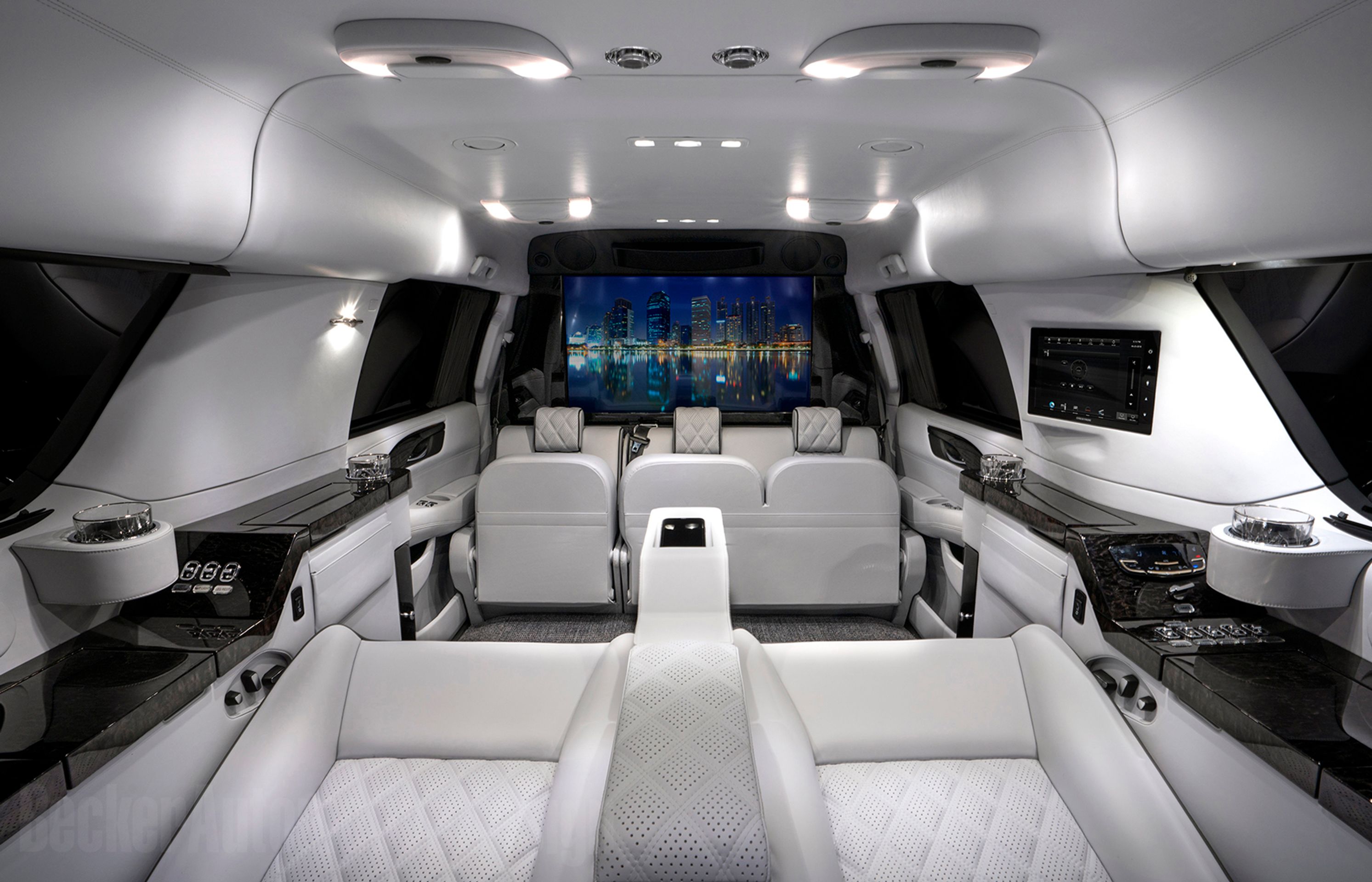 Sylvester Stallone prodává luxusní Cadillac Escalade ESV - 16 - Fotogalerie: Stallone prodává luxusní limuzínu, sám ji navrhoval (7/15)