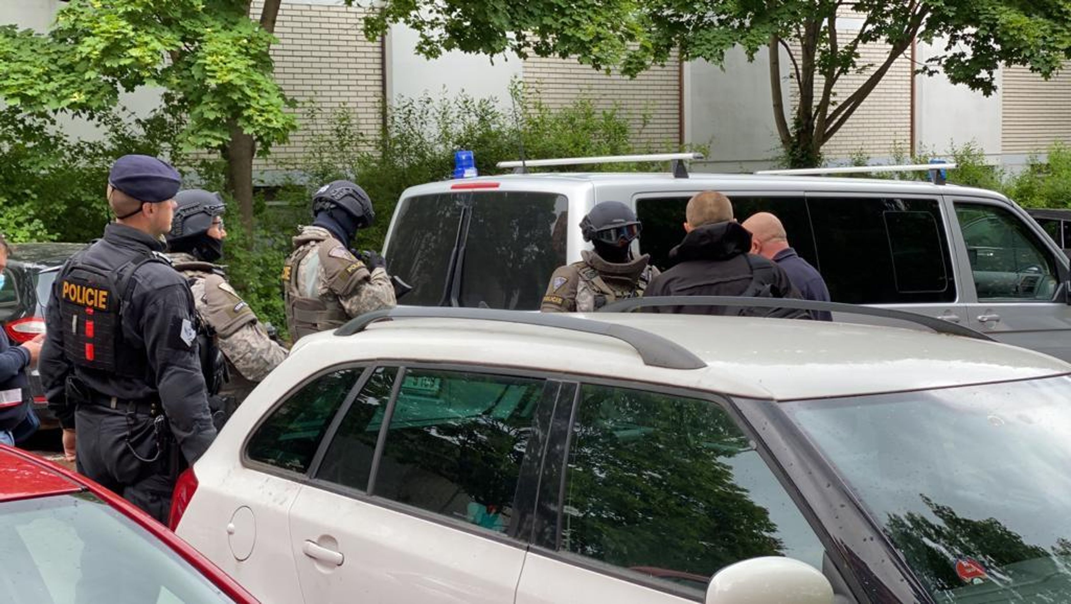 Policejní zásahovka v pražských Kobylisích - 7 - GALERIE: Do pražských Kobylis vyjížděla policejní zásahovka (7/11)