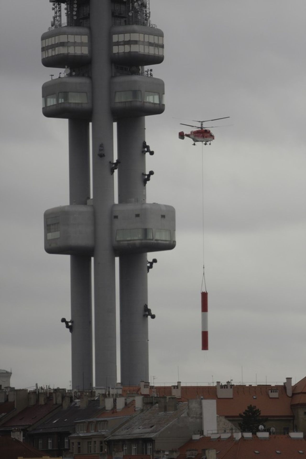 Vrtulník instaluje novou anténu na žižkovský vysílač - Fotogalerie - Vrtulník instaluje novou anténu na žižkovský vysílač (1/6)