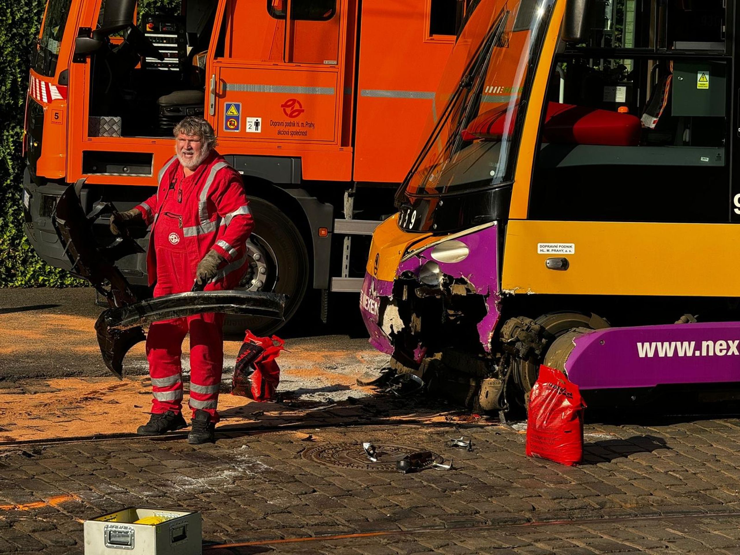 Nehoda tramvaje a osobního auta v centru Prahy - Nehoda tramvaje a osobního auta v centru Prahy (1/5)