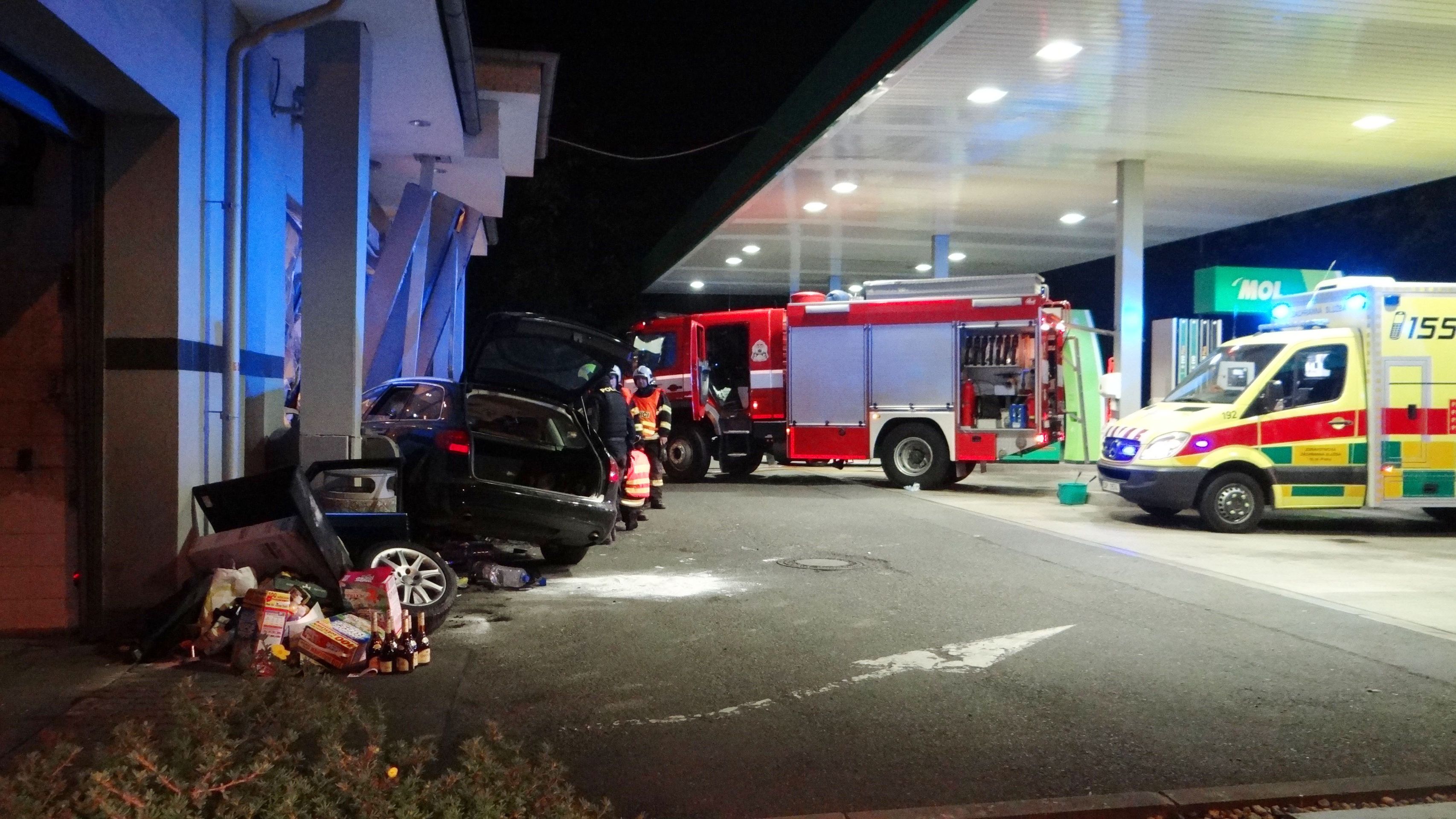 Auto je na odpis, značná škoda bude i na budově benzinky - GALERIE: Auto narazilo v Praze do benzinové pumpy (3/7)