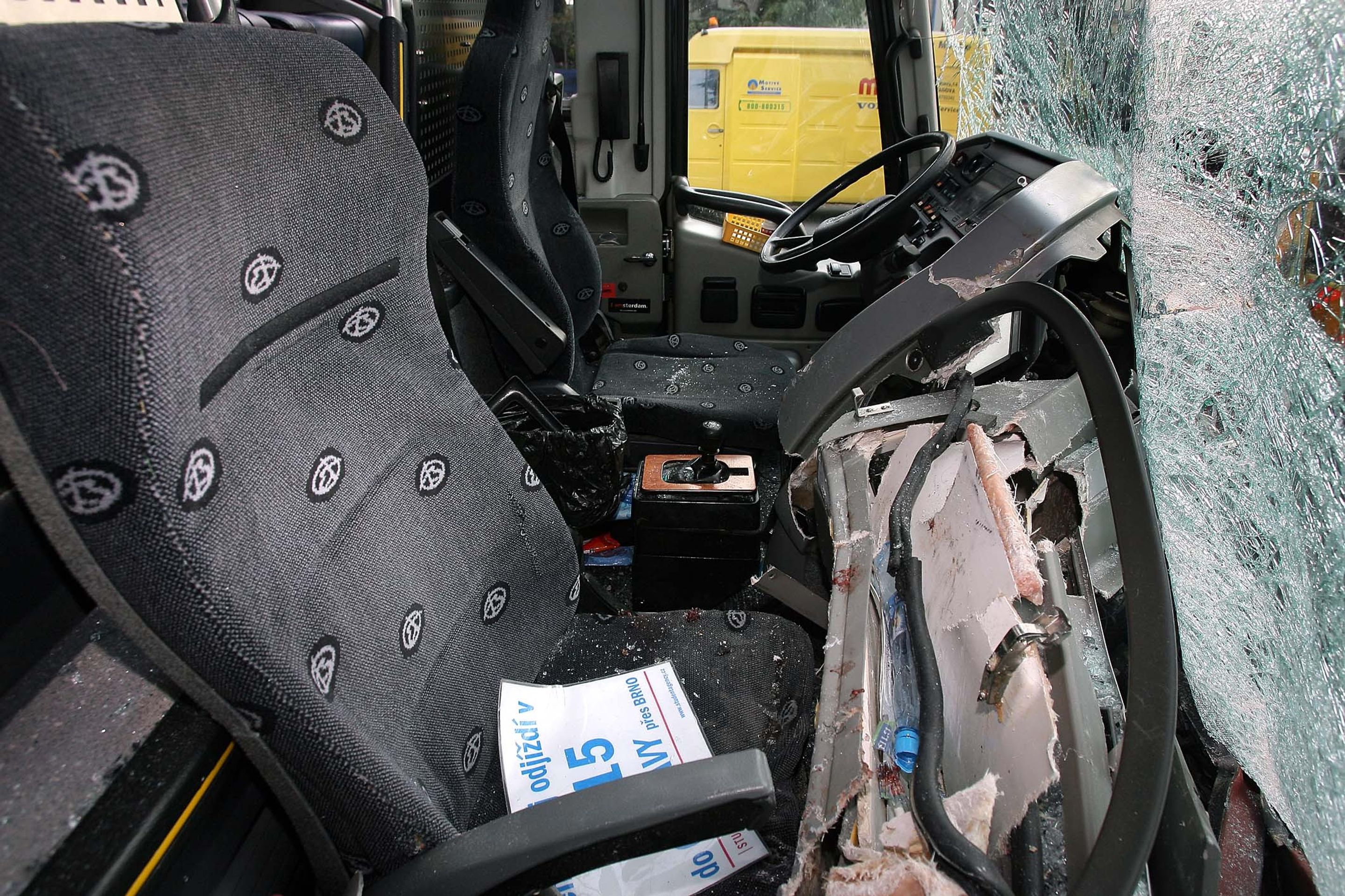 Autobus Student Agency po havárii v Itálii - GALERIE: Autobus Student Agency havaroval v Itálii (2/7)