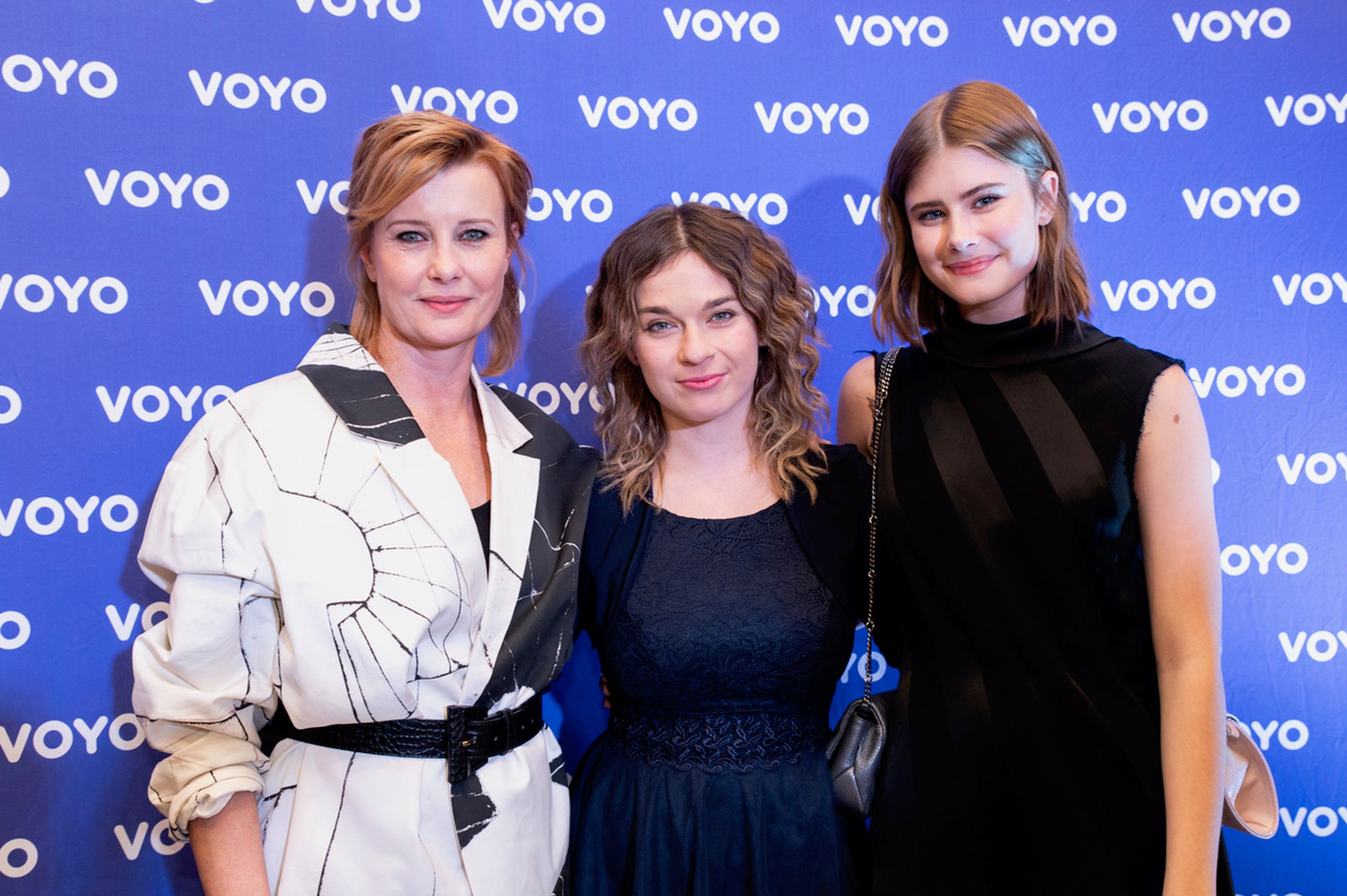 Jitka Schneiderová, Pavla Gajdošíková a dcera Anna Sofie Švehlíková na slavnostní premiéře Extraktorů - Jitka Schneiderová s dcerou (6/7)