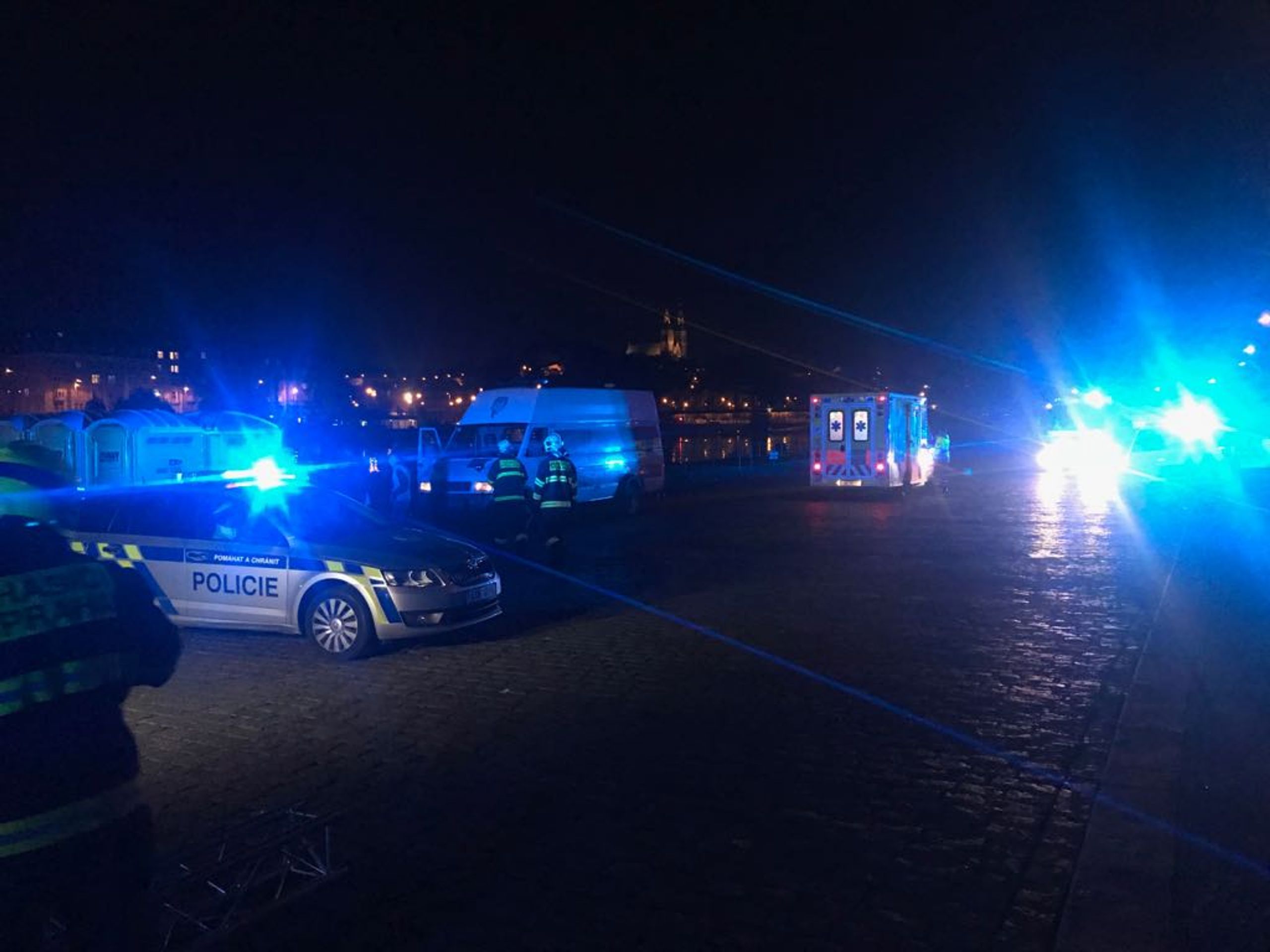 Záchranářům se podařilo řidiče oživit - GALERIE: Auto sjelo v Praze do Vltavy (4/6)
