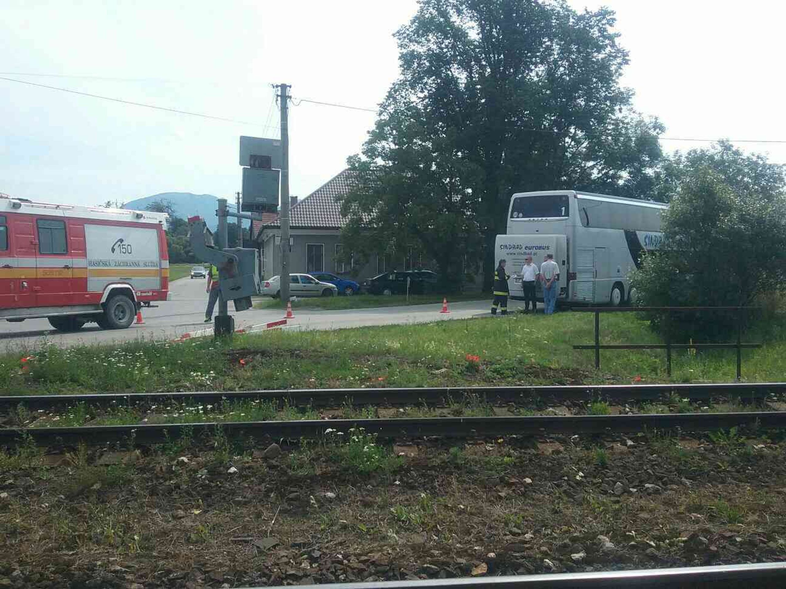 Autobus na železničním přejezdu u Turčianských teplic - 2 - GALERIE: Autobus uvízl na přejezdu u Turčianských Teplic (2/3)