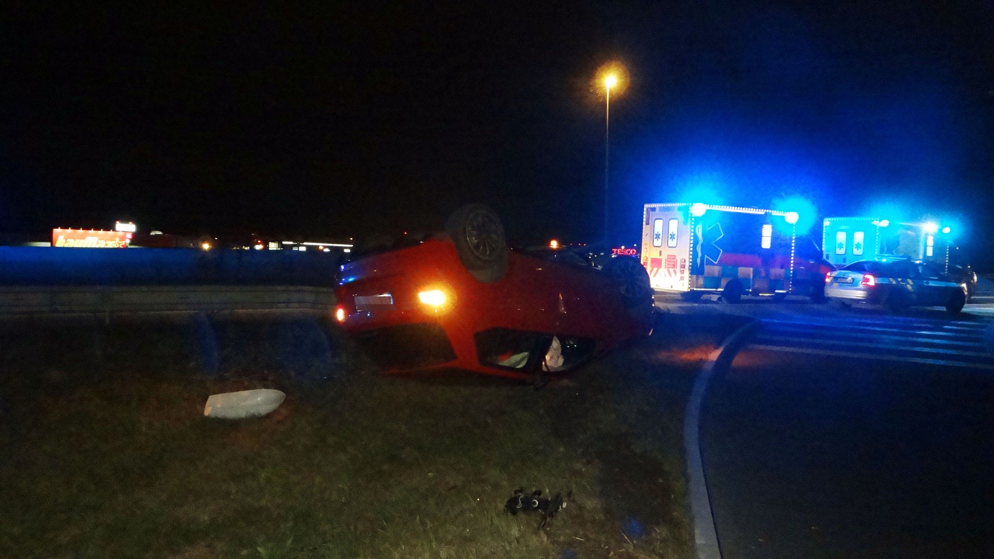 Fabia skončila na střeše, opilý řidič se spolujezdcem v nemocnici - GALERIE: Opilý mladík boural v Praze (4/5)
