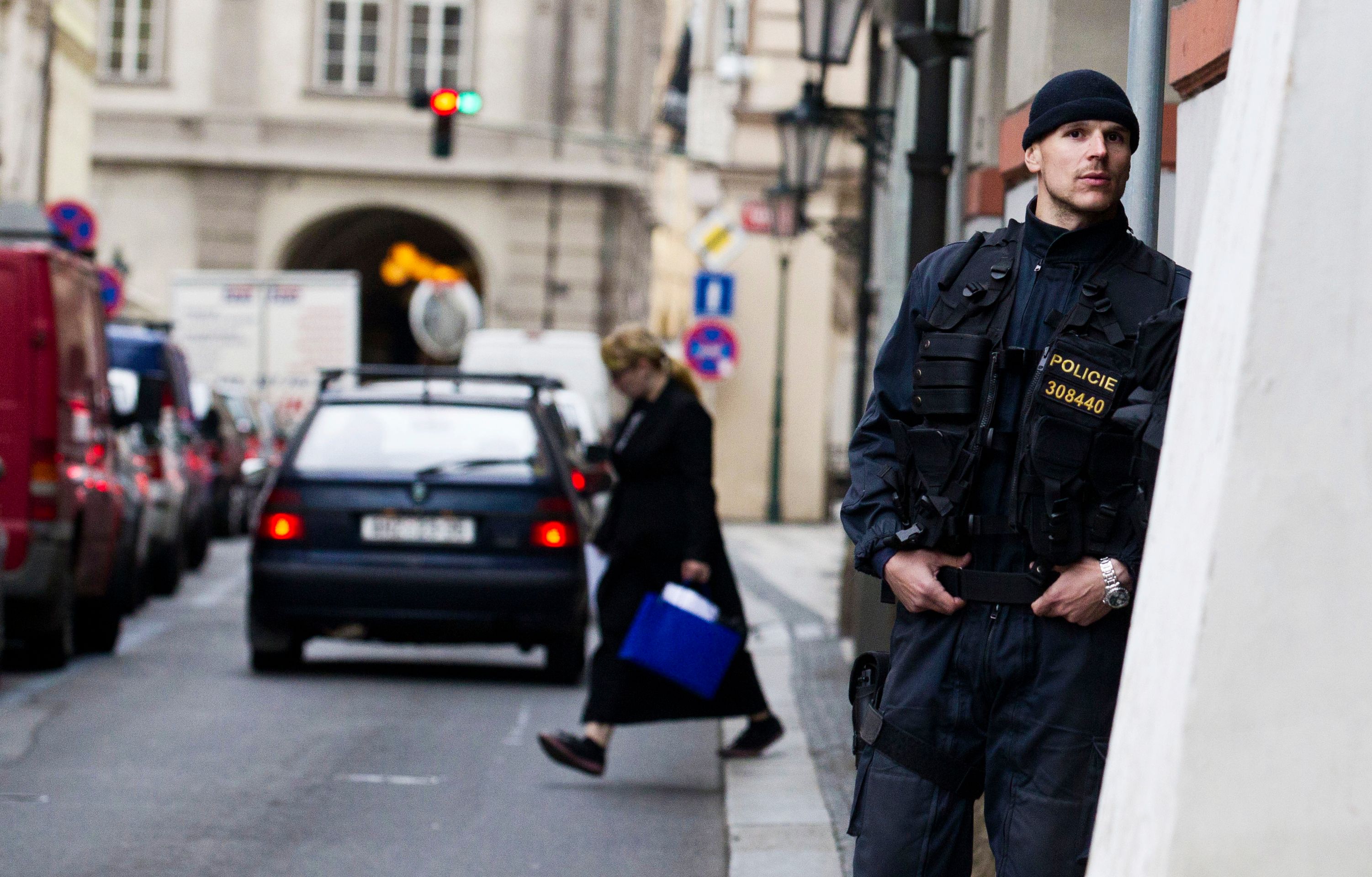 Rath - přípravy - 6 - Policejní přípravy u dolního vjezdu do areálu Poslanecké sněmovny (6/10)