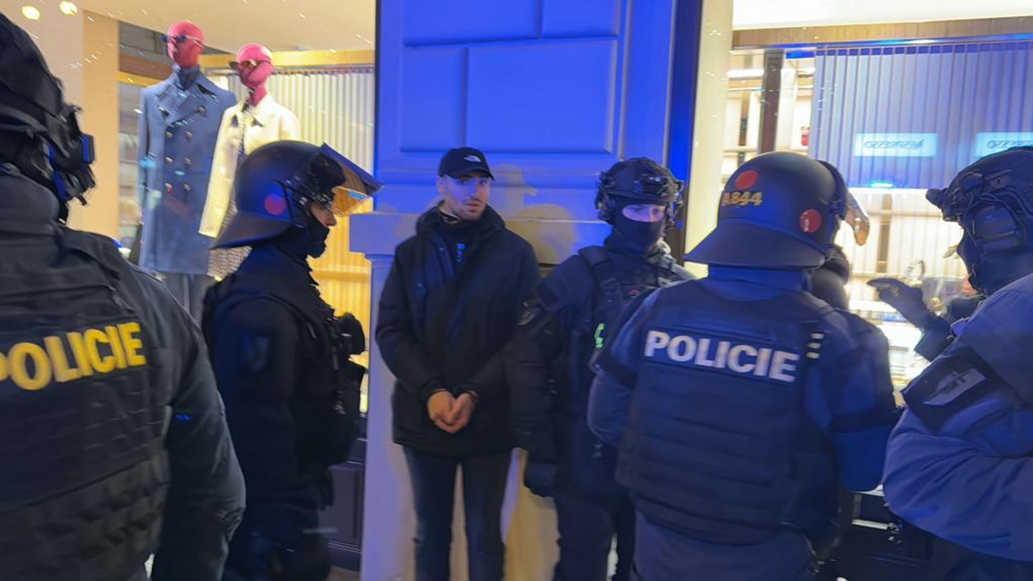 Zadržení agresivních fanoušků (17) - Zadržení agresivních fanoušků (9/19)