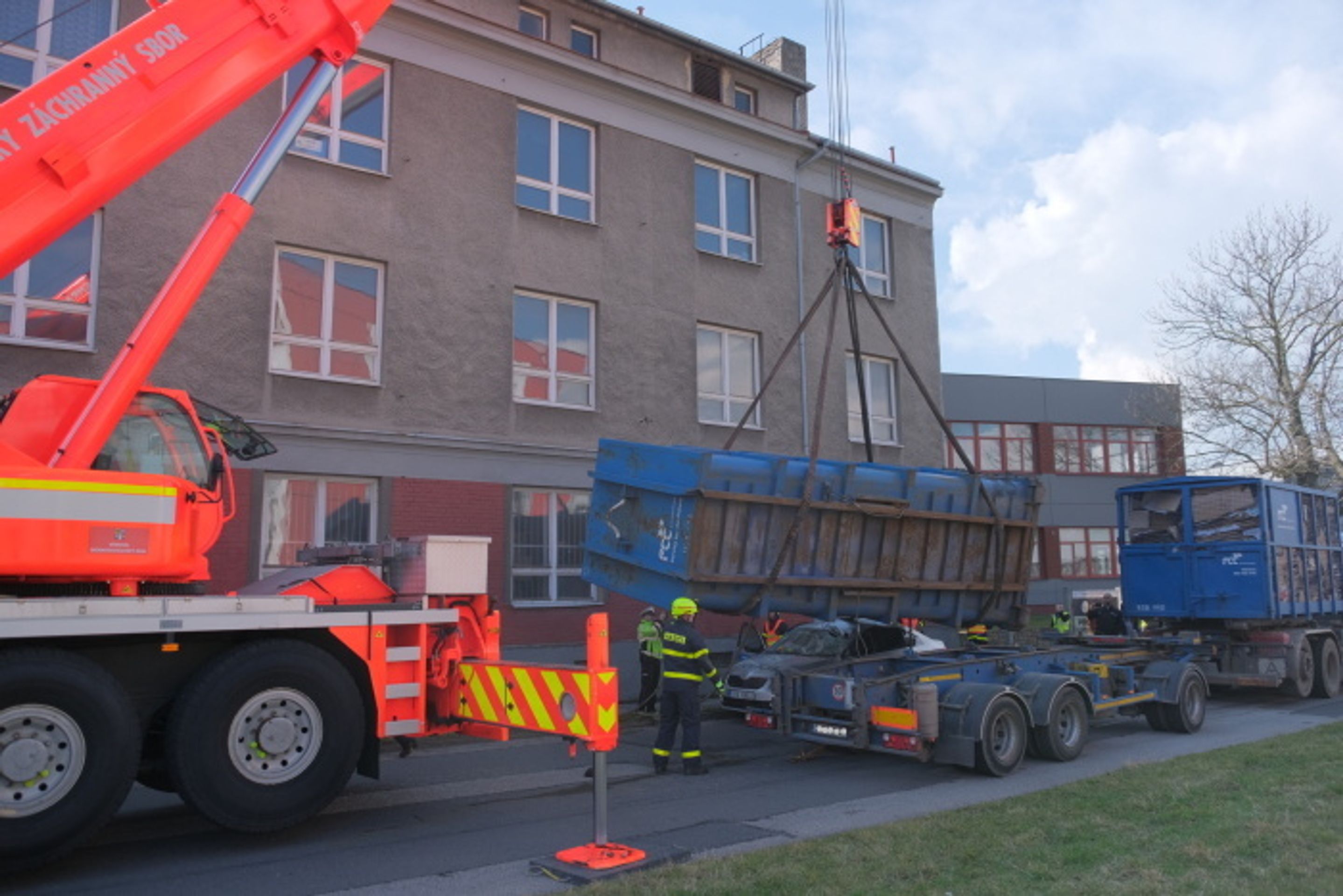 Kontejner v Ostravě spadl na policejní auto - 9 - GALERIE: Kontejner v Ostravě spadl na policejní auto (9/24)