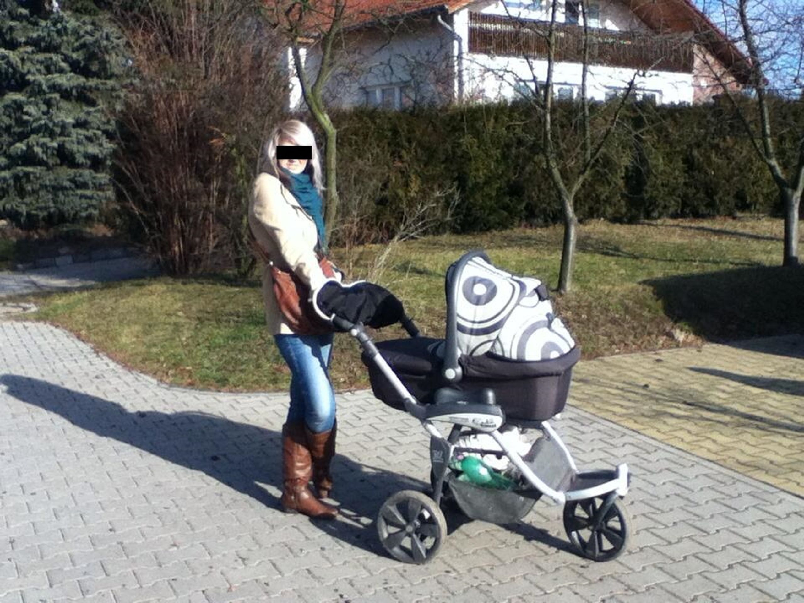 Novákova přítelkyně s jejich dítětem - GALERIE: Josef Novák, mladík, který srazil a zabil polciistku (6/6)