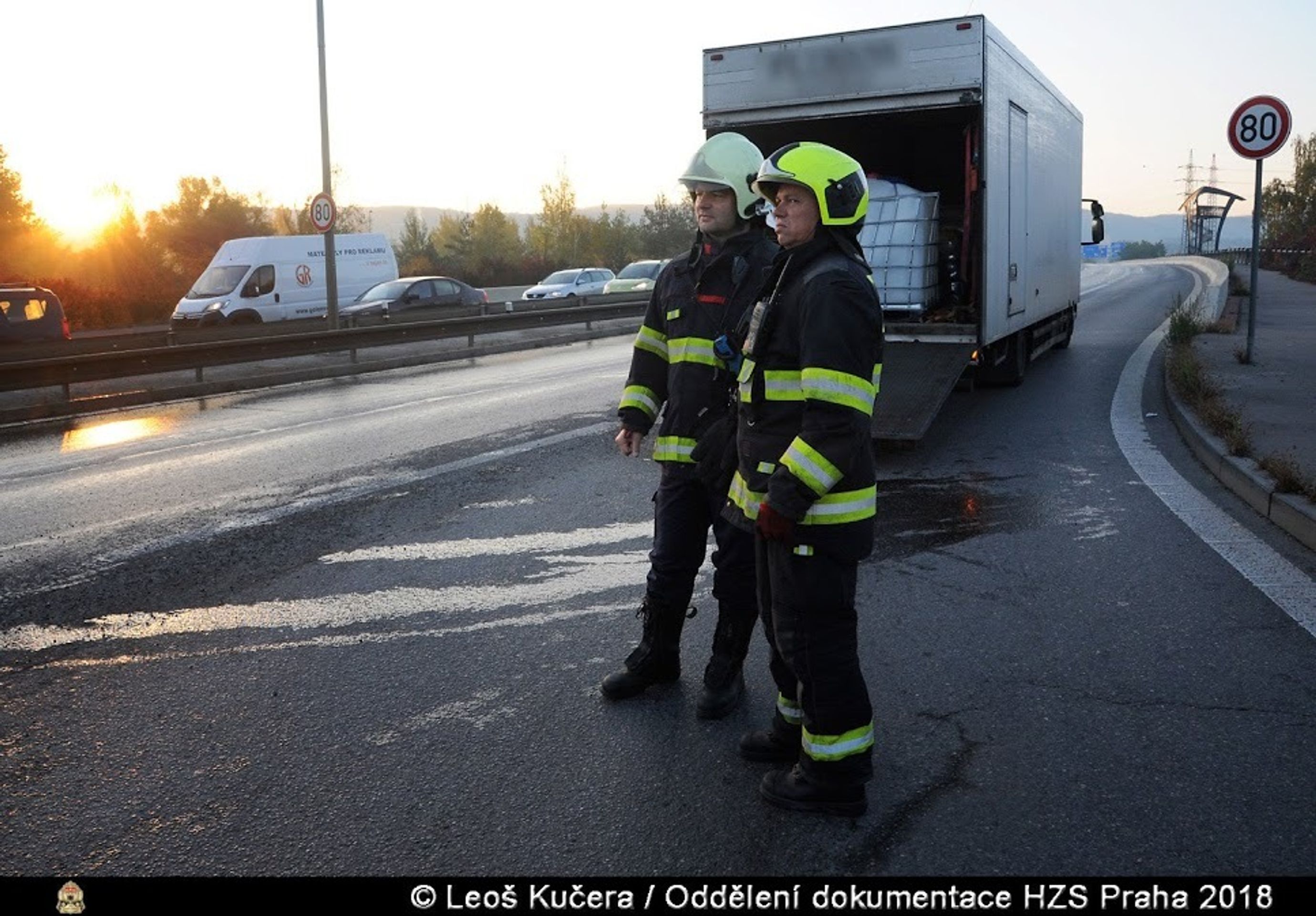 Únik koncentrátu pro dobytek na Strakonické ulici - 3 - GALERIE: Únik koncentrátu pro dobytek na Strakonické ulici (3/7)