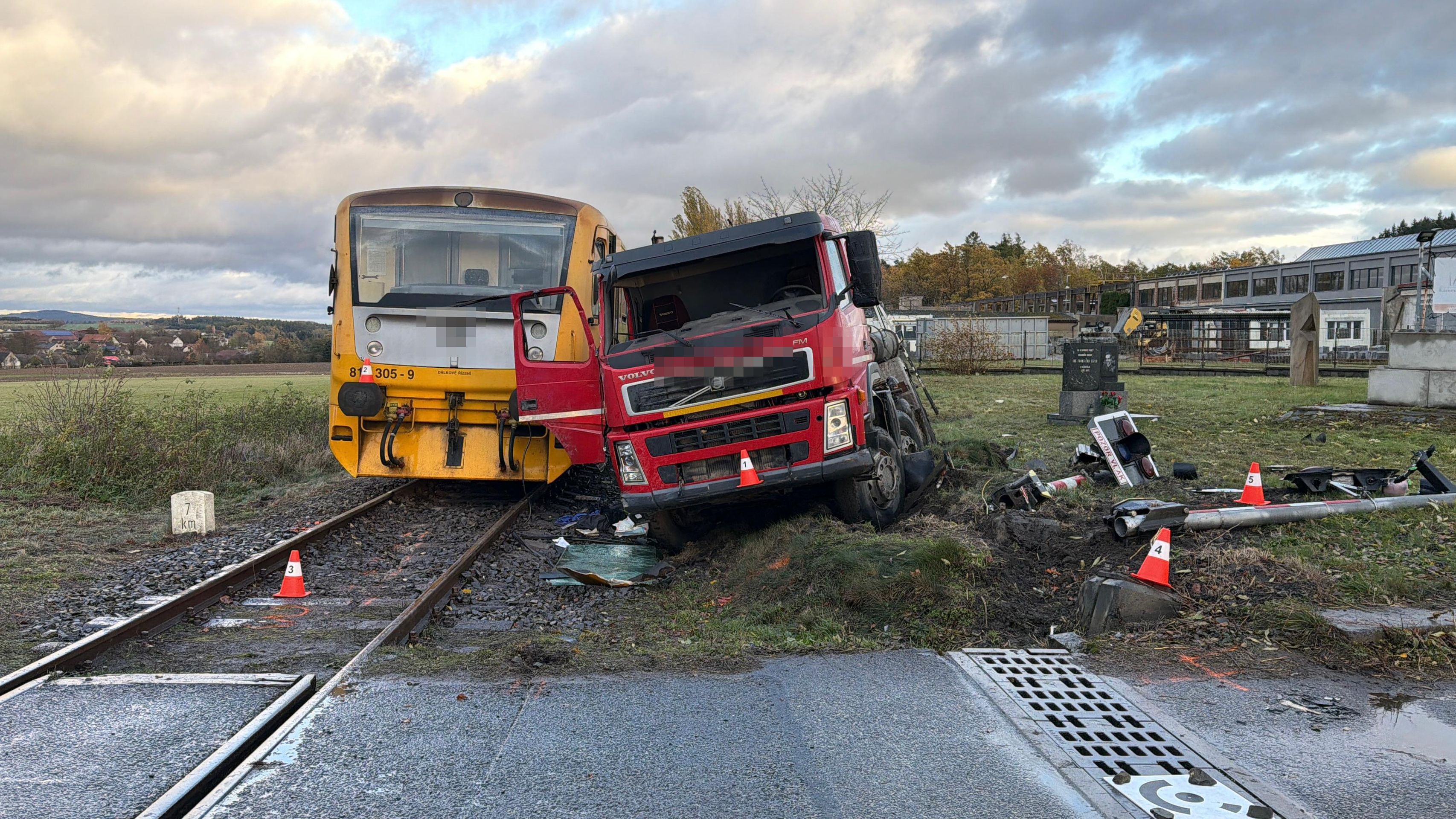 Srážka vlaku s nákladním automobilem u Příbrami - Srážka vlaku s nákladním automobilem u Příbrami (9/23)