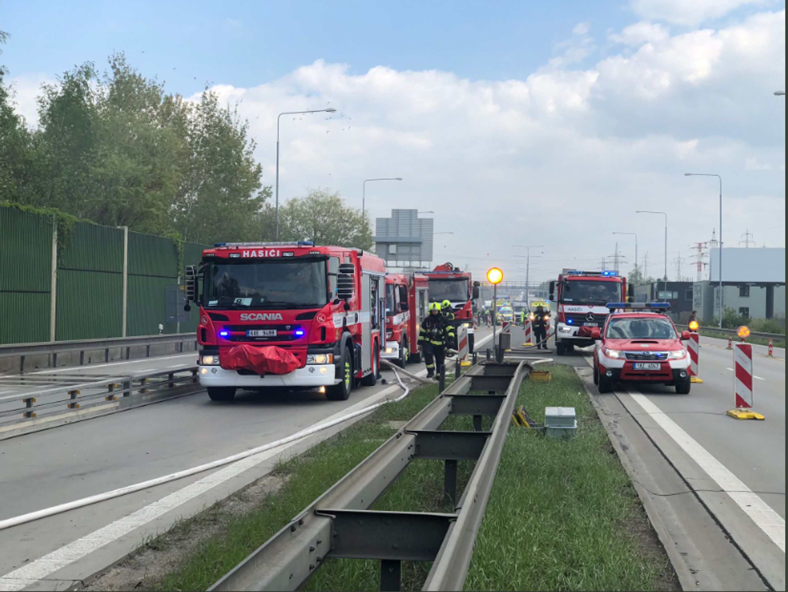 Nehoda autobusu a kamionů na pražském okruhu - 2 - GALERIE: Nehoda autobusu a kamionů na pražském okruhu (8/30)