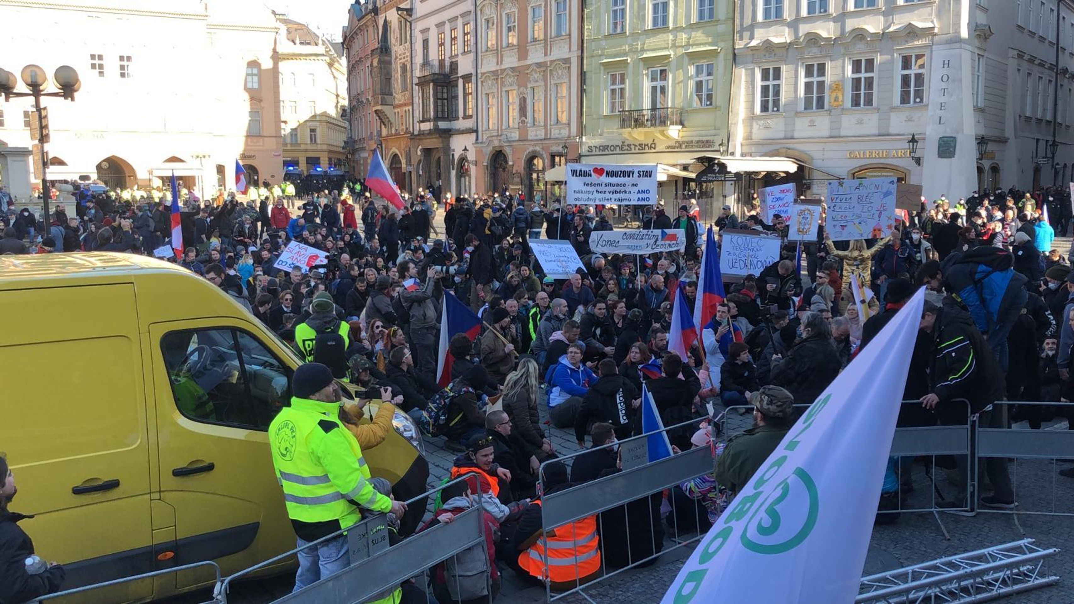 Demonstrace na Staroměstském náměstí - 7 - GALERIE: Lidé v Praze protestují proti vládě (11/13)