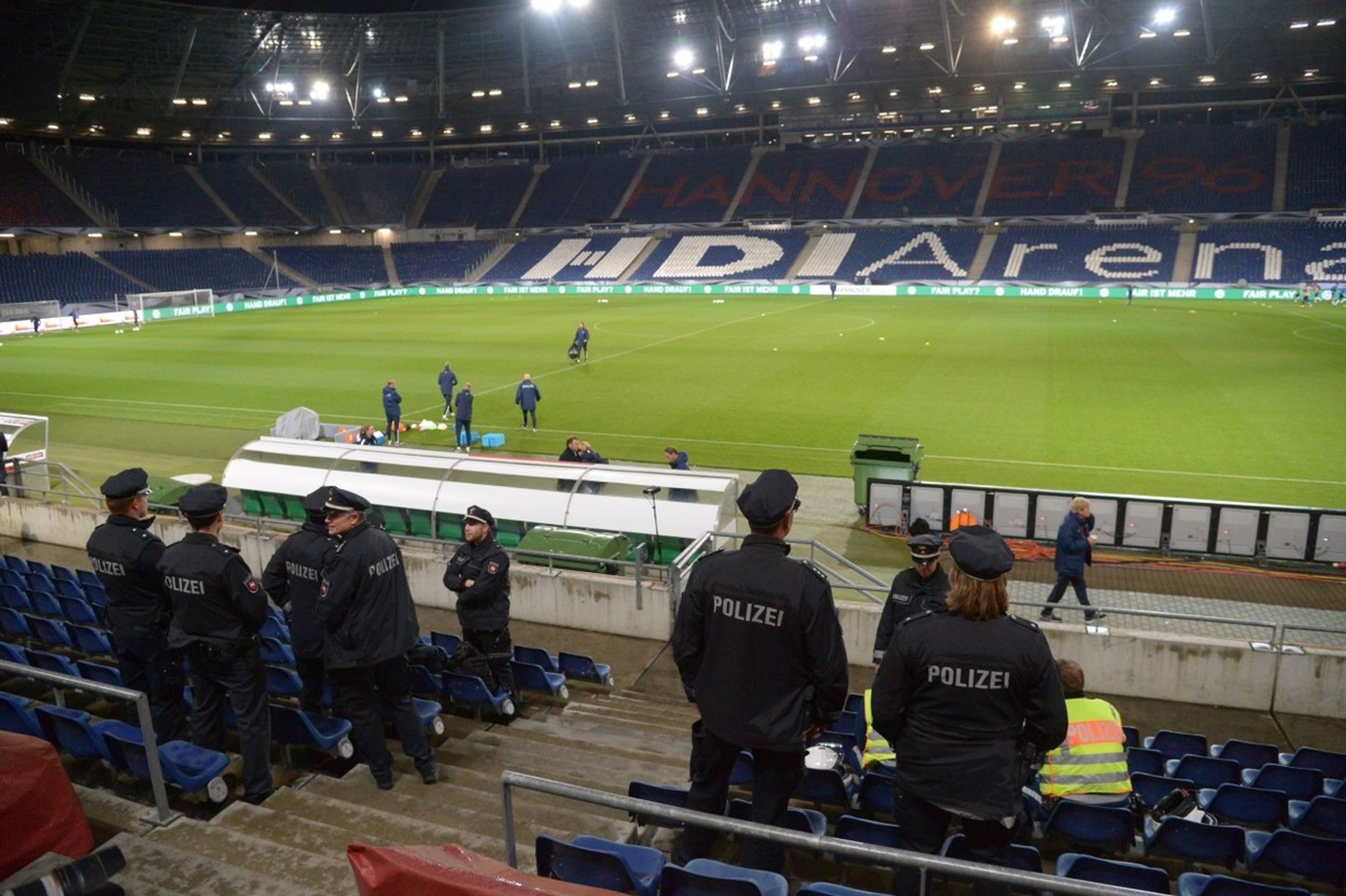 Zápas Německa s Nizozemskem se měl hrát v Hannoveru - GALERIE: Policejní manévry na stadionu v Hannoveru (7/7)
