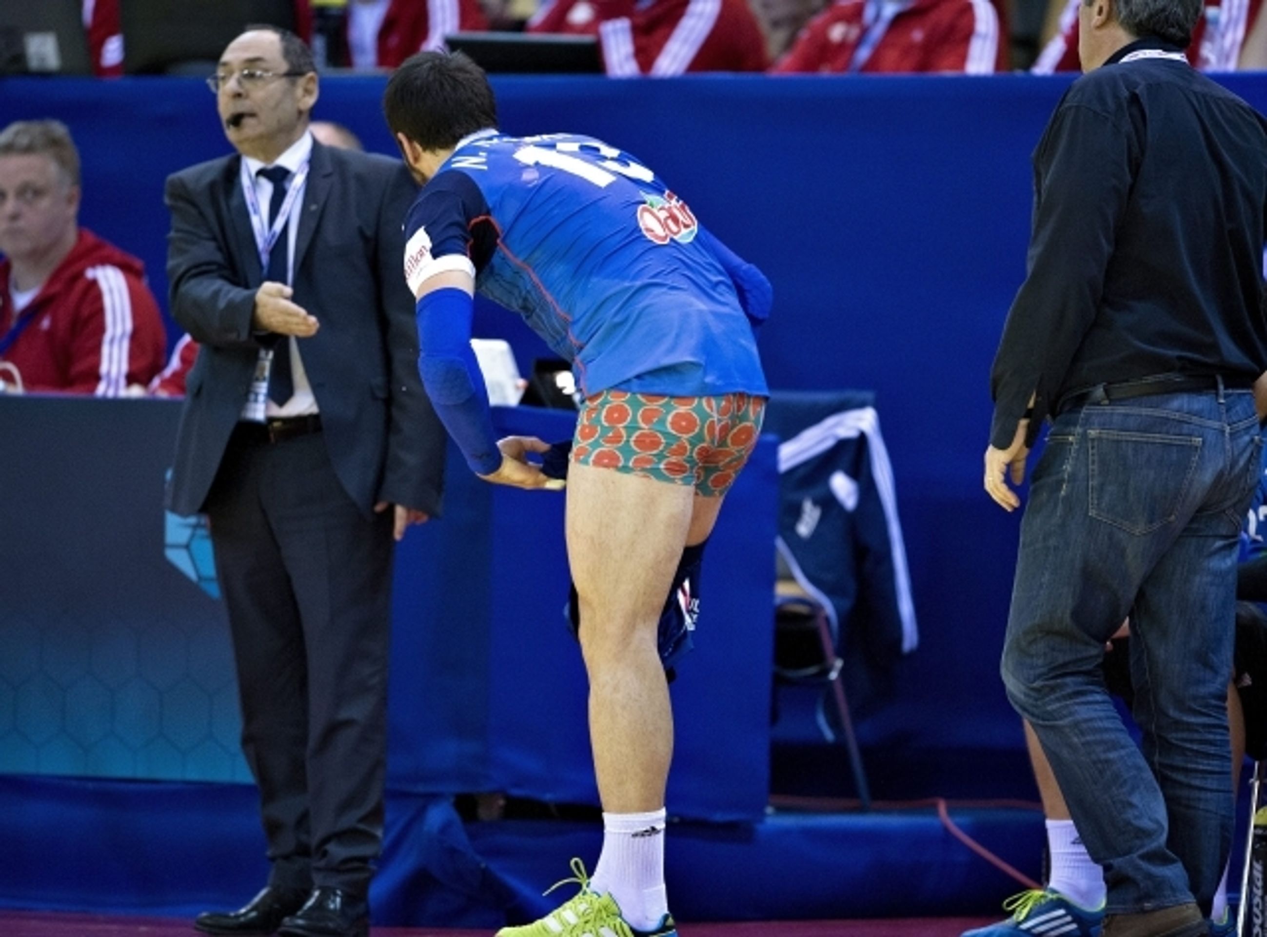 Nkola Karabatič se musel převlékat v hale - 3 - GALERIE: Házenkářská hvězda Karabatič se musela převlékat při zápase (4/7)
