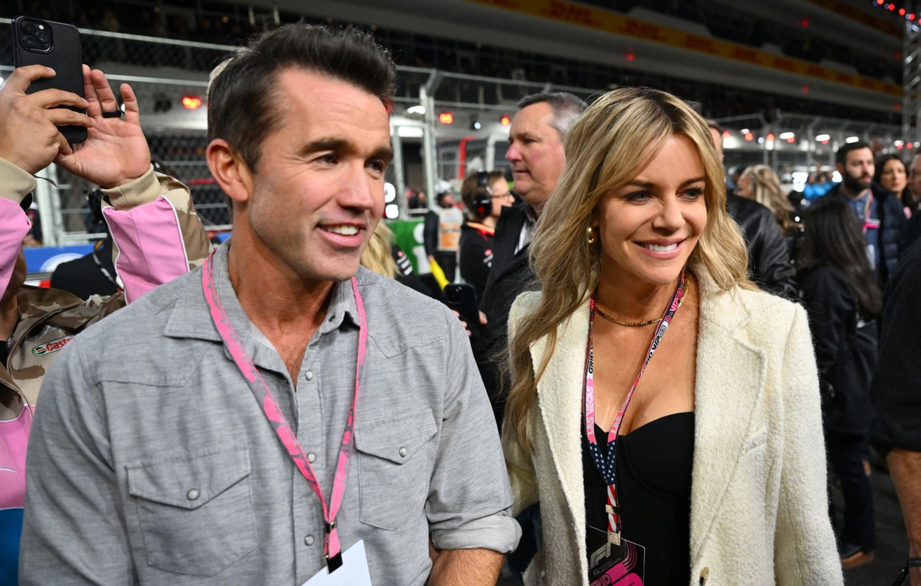 Hollywoodský herec a spoluvlastník fotbalového Wrexhamu Rob McElhenney s manželkou a herečkou Kaitlin Olsonovou - Hvězdy na závodě F1 v Las Vegas (12/12)