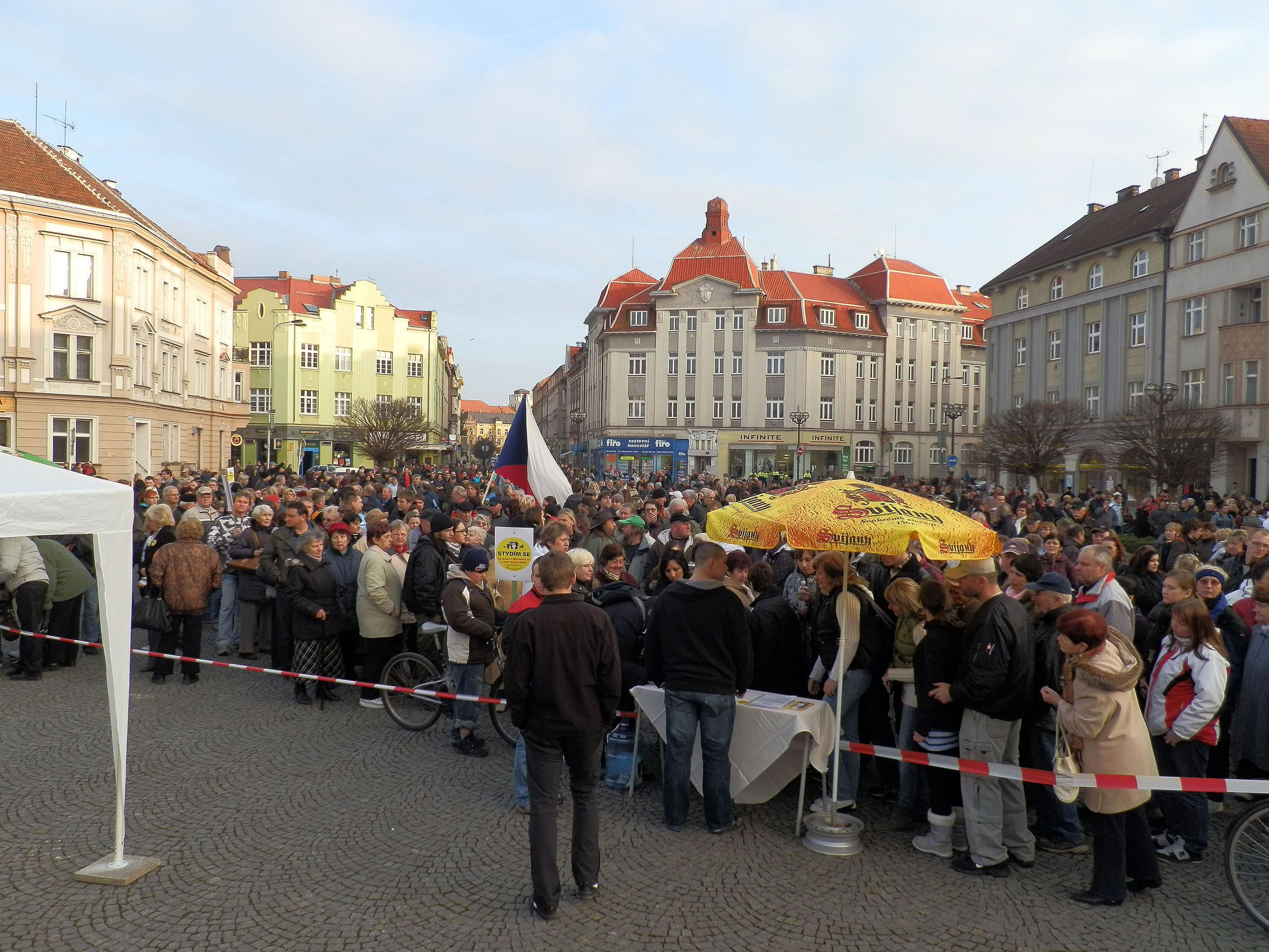 Lidé demonstrují proti vládě ČR a prezidentovi - 13 - Lidé protestují proti vládě Petra Nečase a prezidentu Klausovi (13/15)