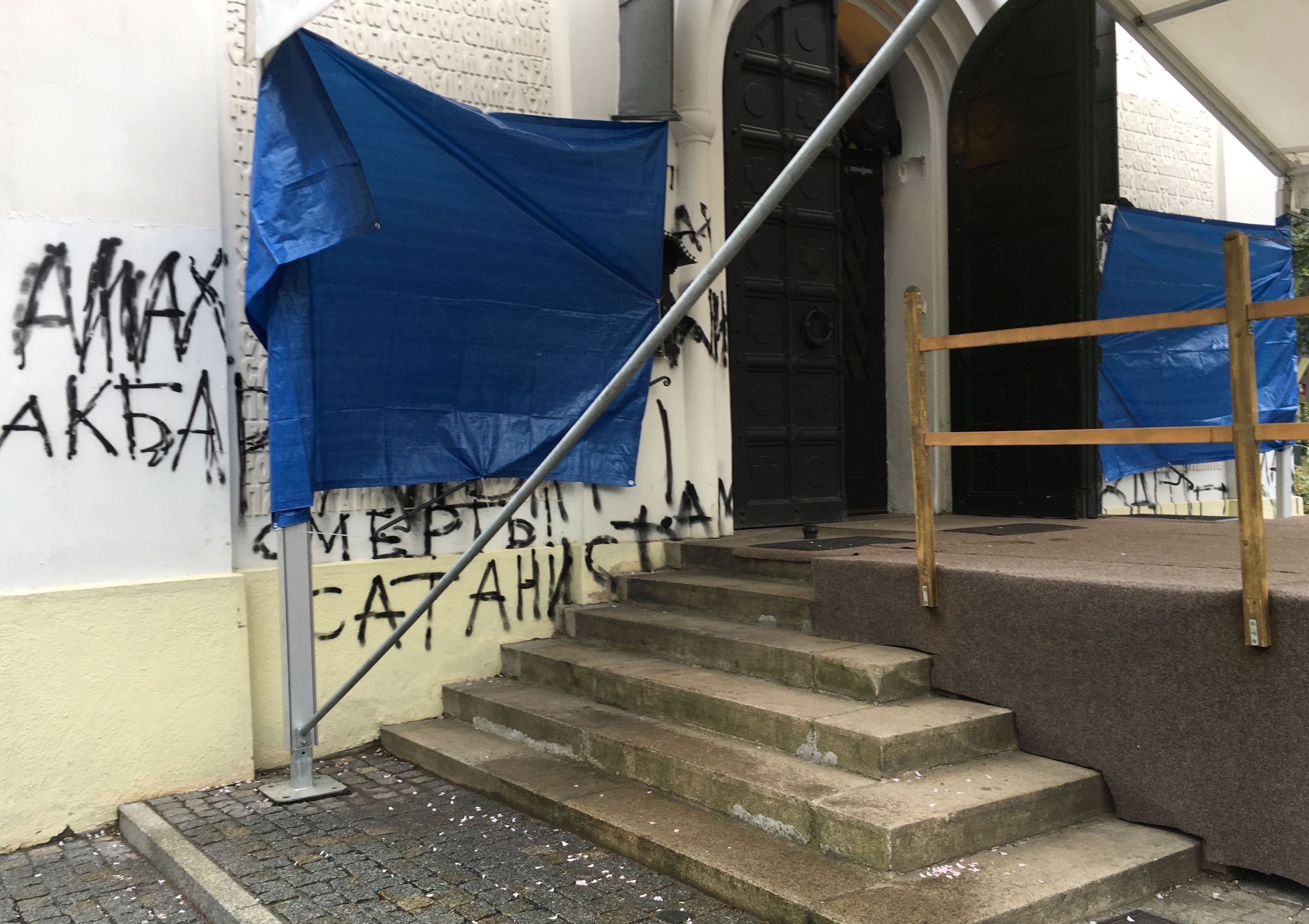 Posprejovaný kostel na Olšanech - 2 - GALERIE: Posprejovaný kostel na Olšanech (2/6)