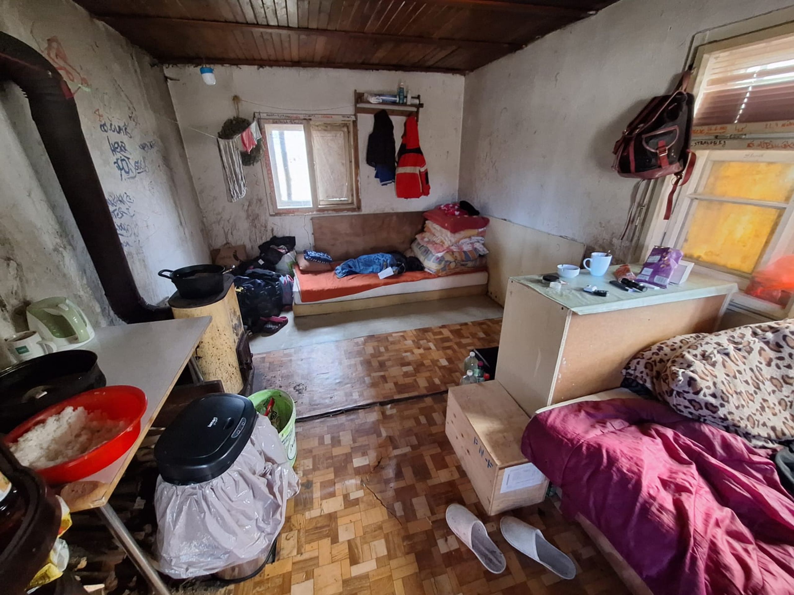Tři malé děti v Hluboké nad Vltavou žily v otřesných podmínkách - Tři malé děti žily v otřesných podmínkách (3/4)