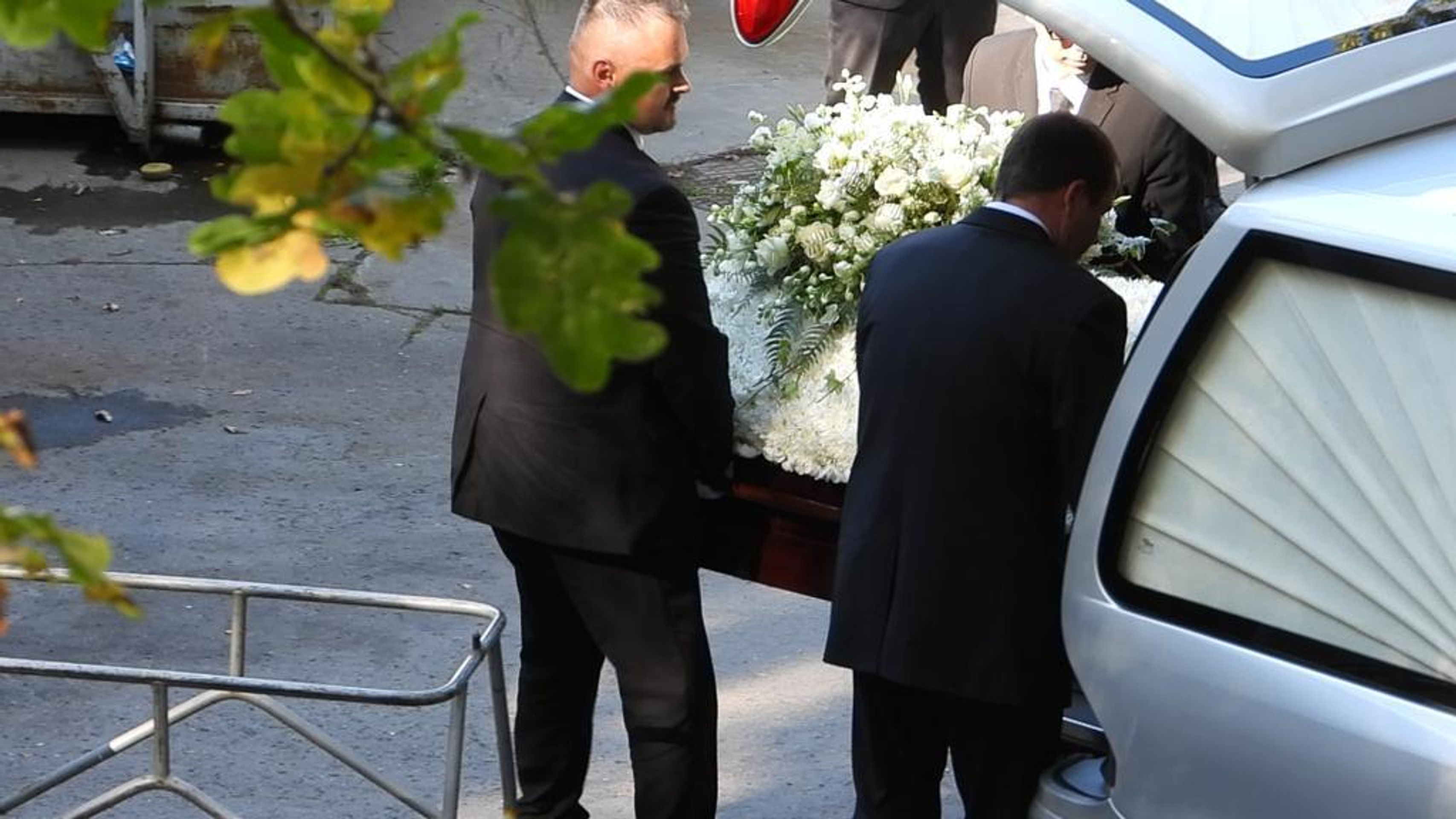 Pohřební vůz dorazil do motolského krematoria - 2 - GALERIE: Vůz s Gottovými ostatky dorazil do krematoria v Motole (3/18)