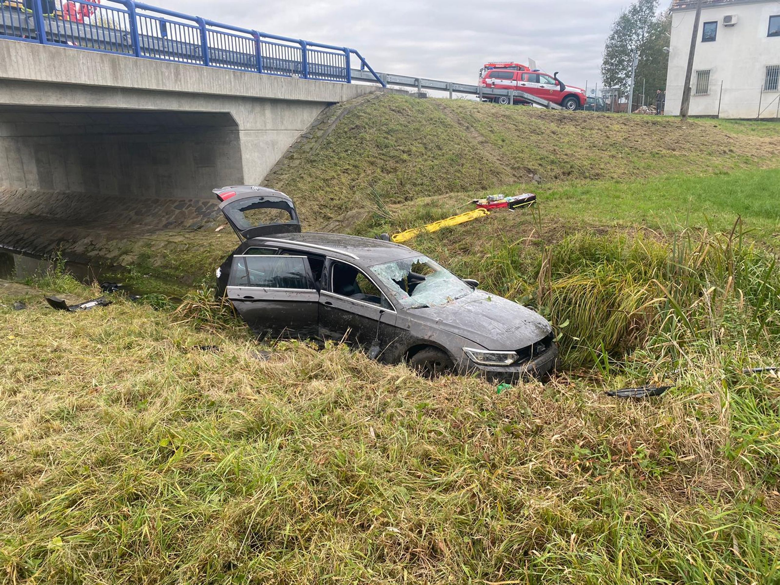 Auto po nehodě skončilo v potoce - 3 - GALERIE: Na Mladoboleslavsku skončilo auto v potoce (2/4)