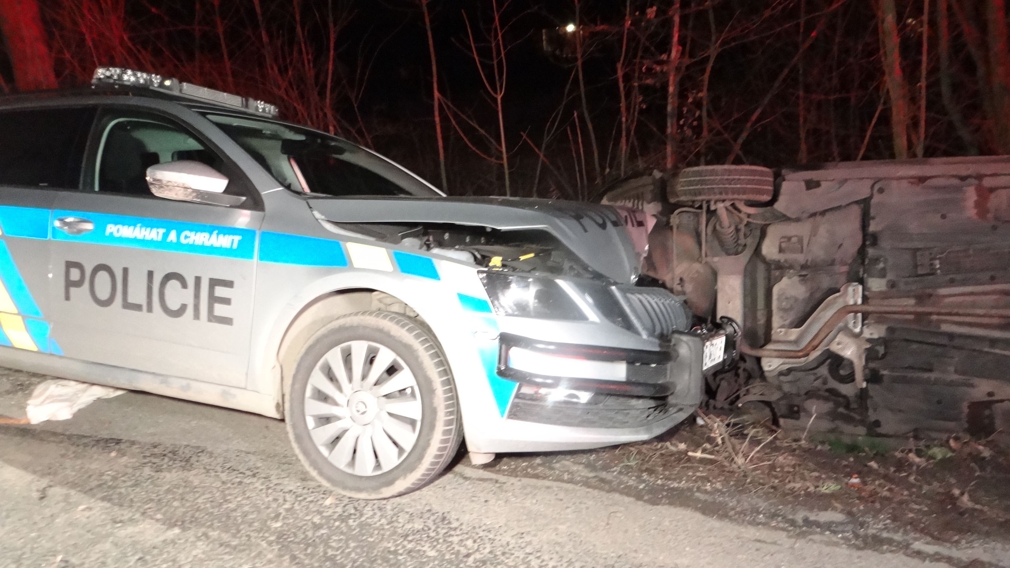 Ujíždějící řidič naboural dvě policejní auta a skončil převrácený v příkopu - GALERIE: Policejní honička na Kladensku (3/7)