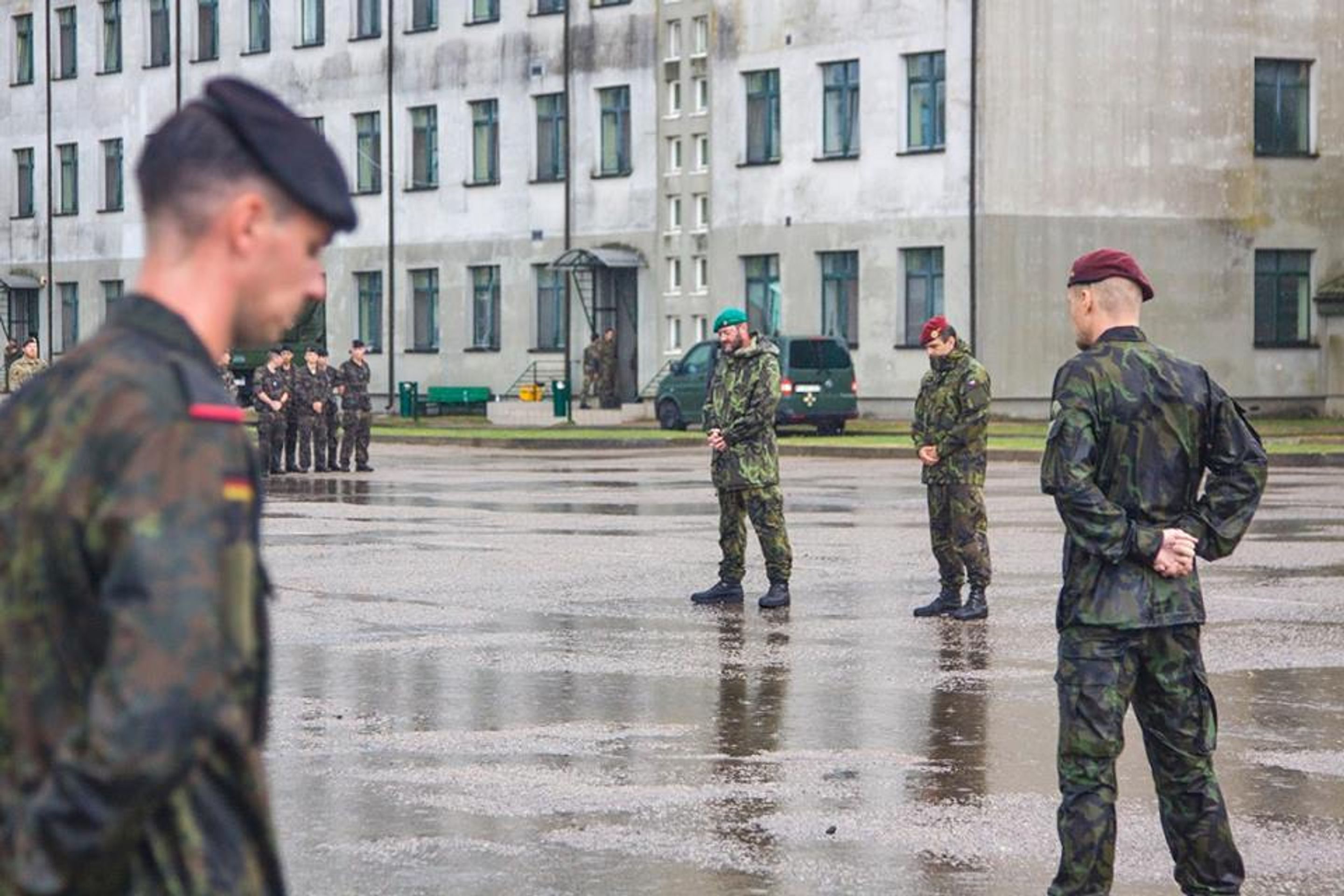 Vzdání pocty padlým vojákům v Afganistánu - 1 - GALERIE: Vojáci se loučí s padlými kolegy (12/17)