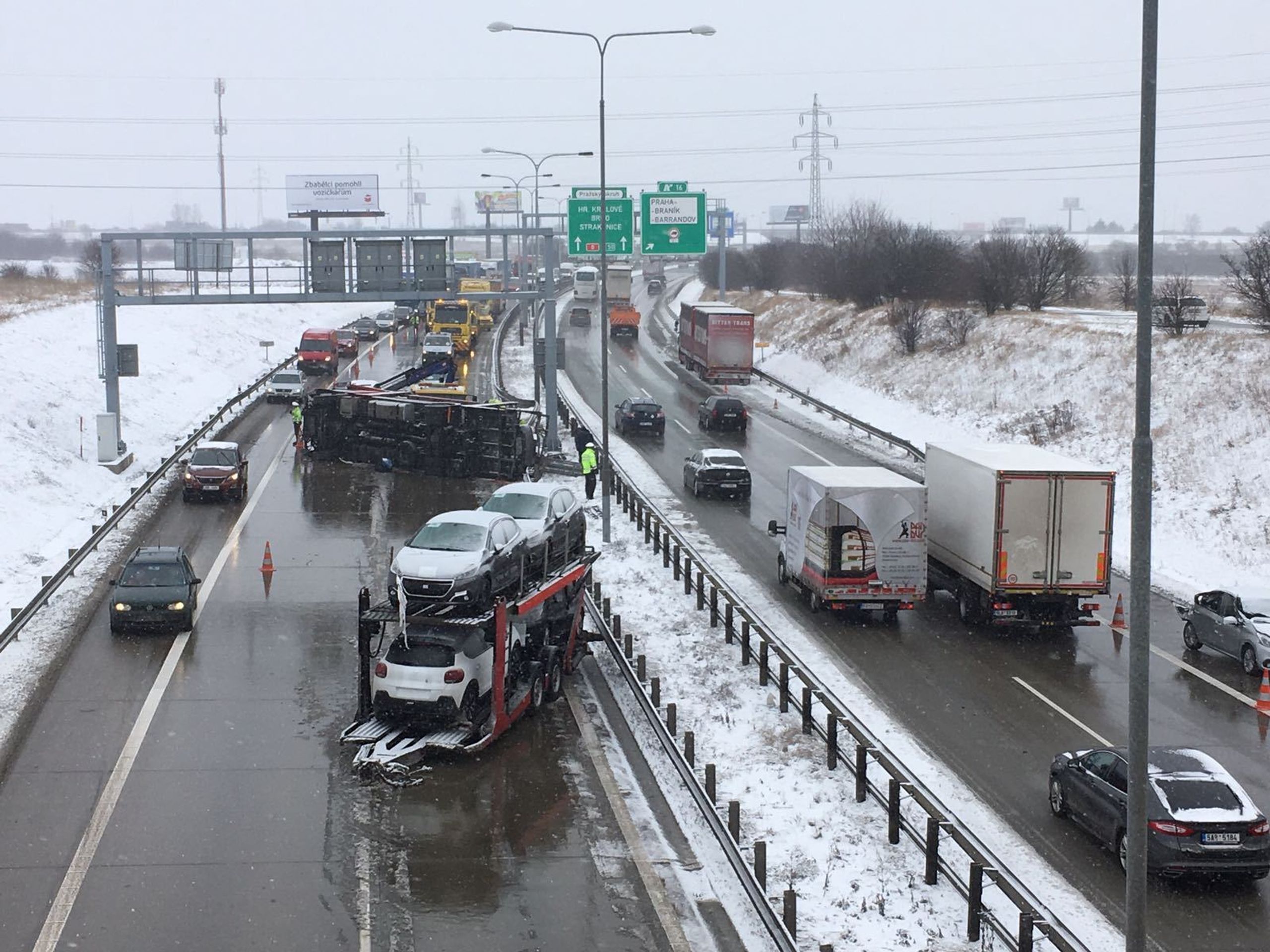 Nehoda kamionu převážející auta na Pražském okruhu - 2 - GALERIE: Nehoda kamionu převážejícího auta na Pražském okruhu (4/5)