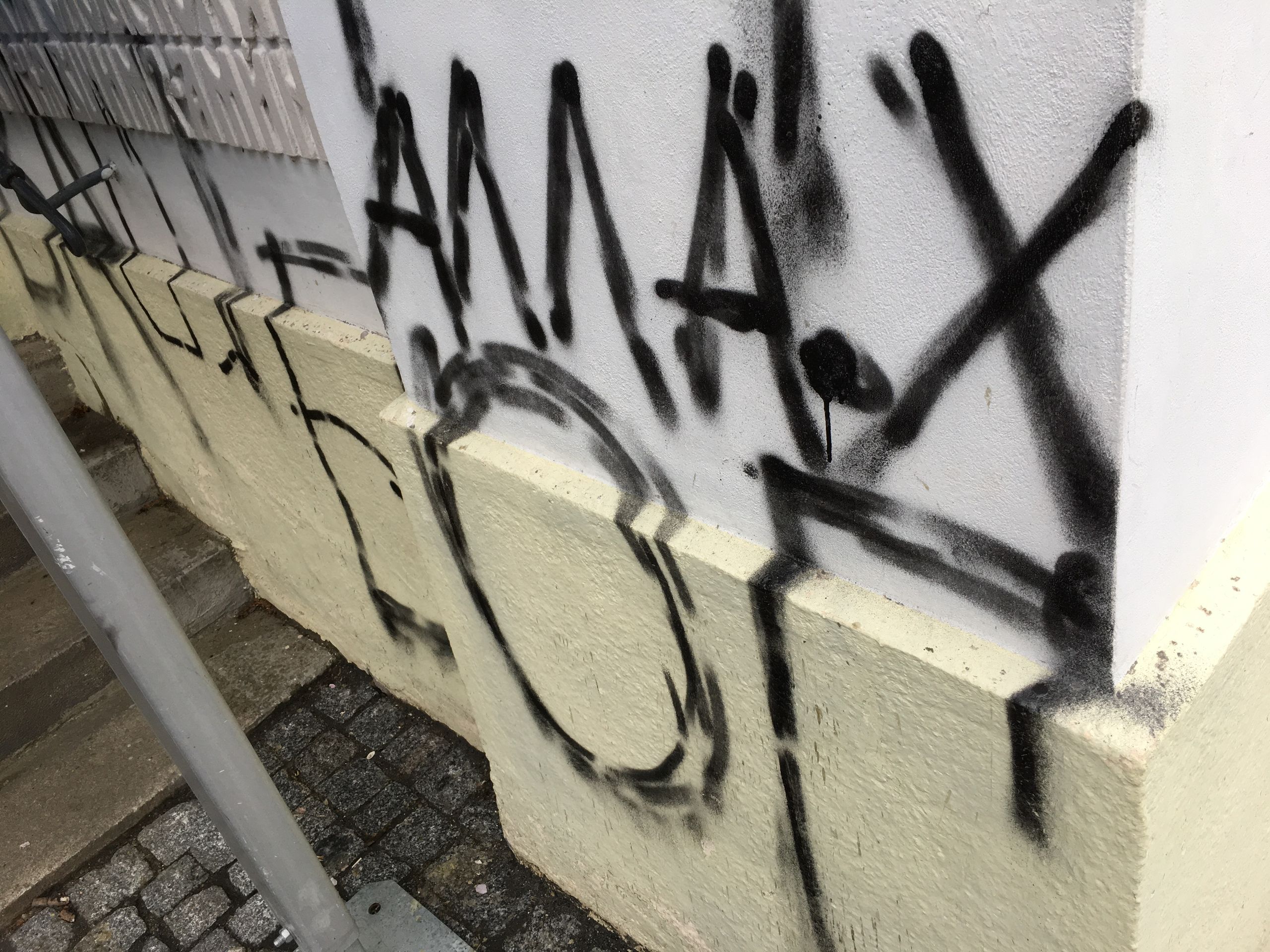 Posprejovaný kostel na Olšanech - 5 - GALERIE: Posprejovaný kostel na Olšanech (5/6)