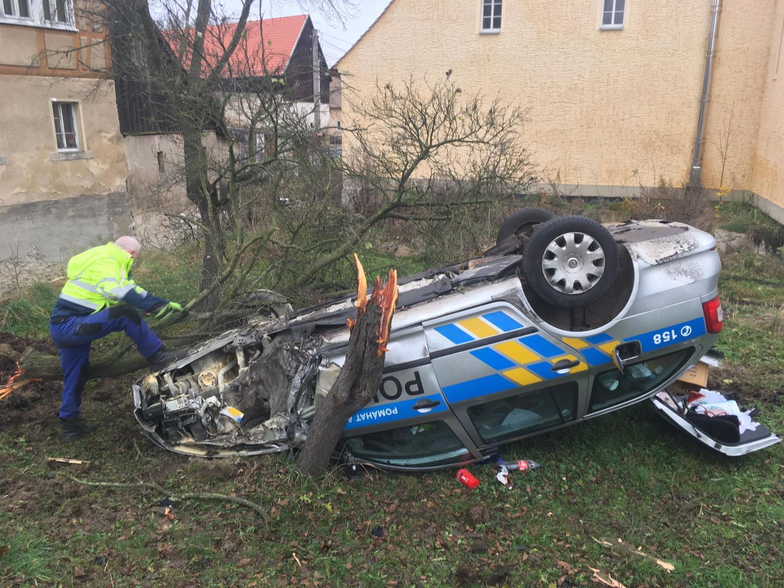 Nehoda českých policistů po honičce v Německu - 14 - GALERIE: Češti policisté přerazili strom v Německu (7/10)