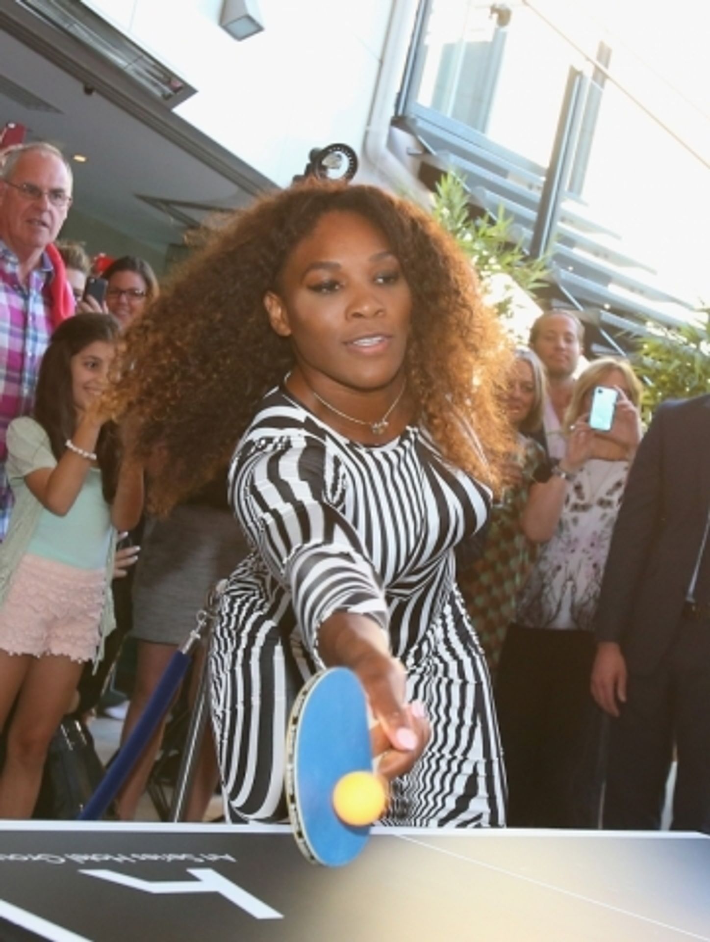 Serena a Venus v Austrálii - 7 - GALERIE: Serena a Venus hrají pingpong (2/8)