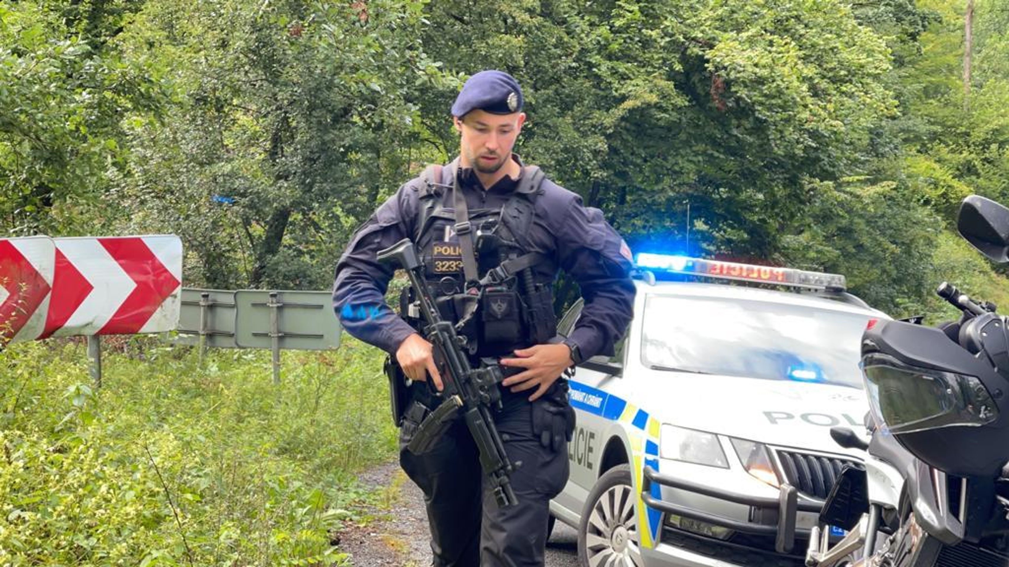 Policisté u Dolních Břežan u Prahy hledají medvěda - 4 - GALERIE: Policisté u Prahy pátrají po medvědovi (5/8)