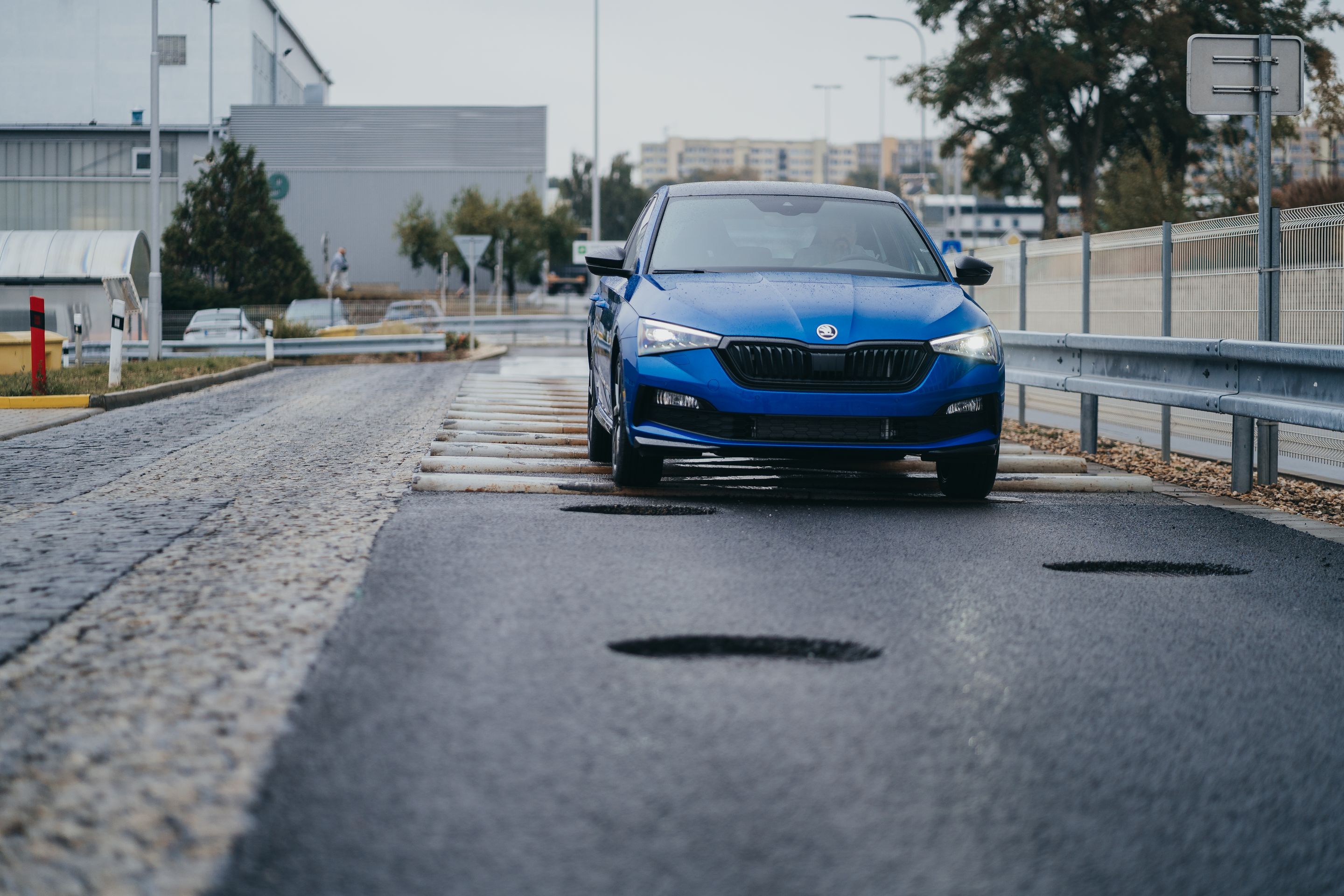 Zkušební polygon Škoda Auto v Mladé Boleslavi - Speciální polygon, na kterém se testují nové škodovky v Mladé Boleslavi (3/6)