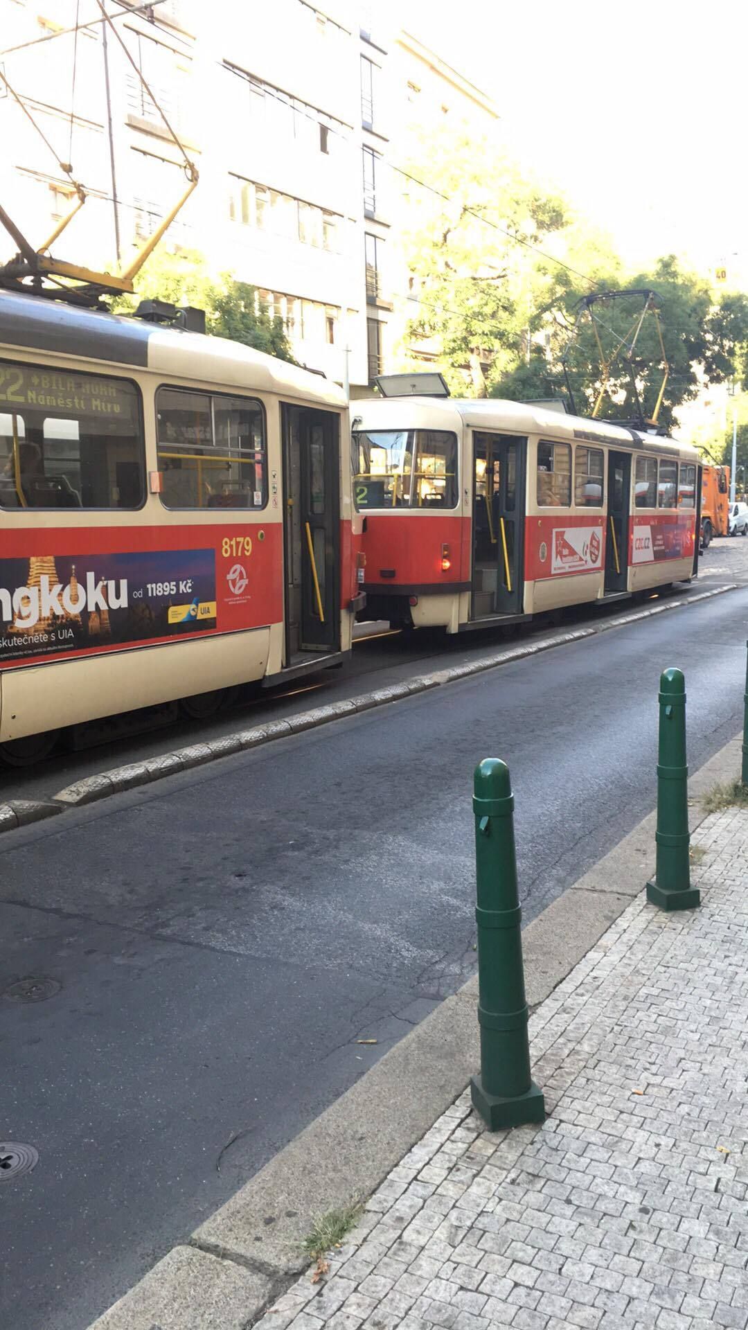 Kolaps dopravy v Praze kvůli spadlé troleji - 4 - GALERIE: Kolaps MHD v Praze kvůli spadlé troleji (4/7)
