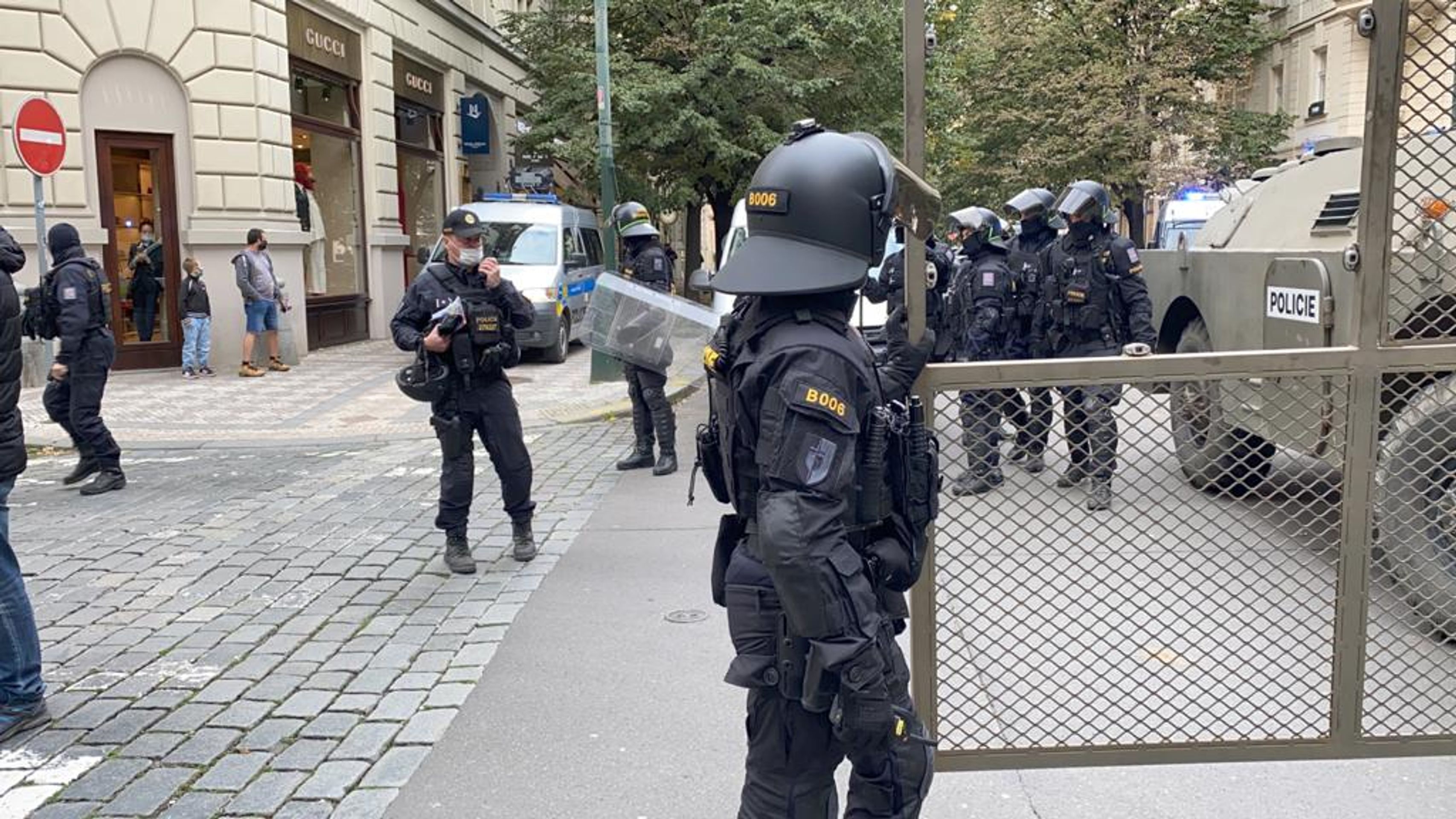 Bezpečnostní opatření policistů na Staroměstském náměstí v Praze kvůli protestu fotbalových chuligánů - GALERIE: Demonstrace fotbalových chuligánů v Praze proti opatřením (15/17)