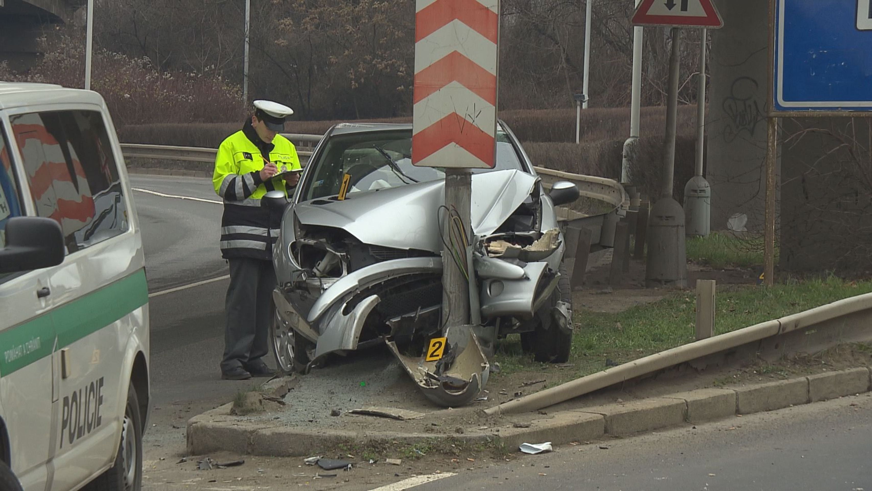 Zfetovaný řidič ujížděl policistům a boural - 1 - GALERIE: Honička se zfetovaným řidičem (6/6)