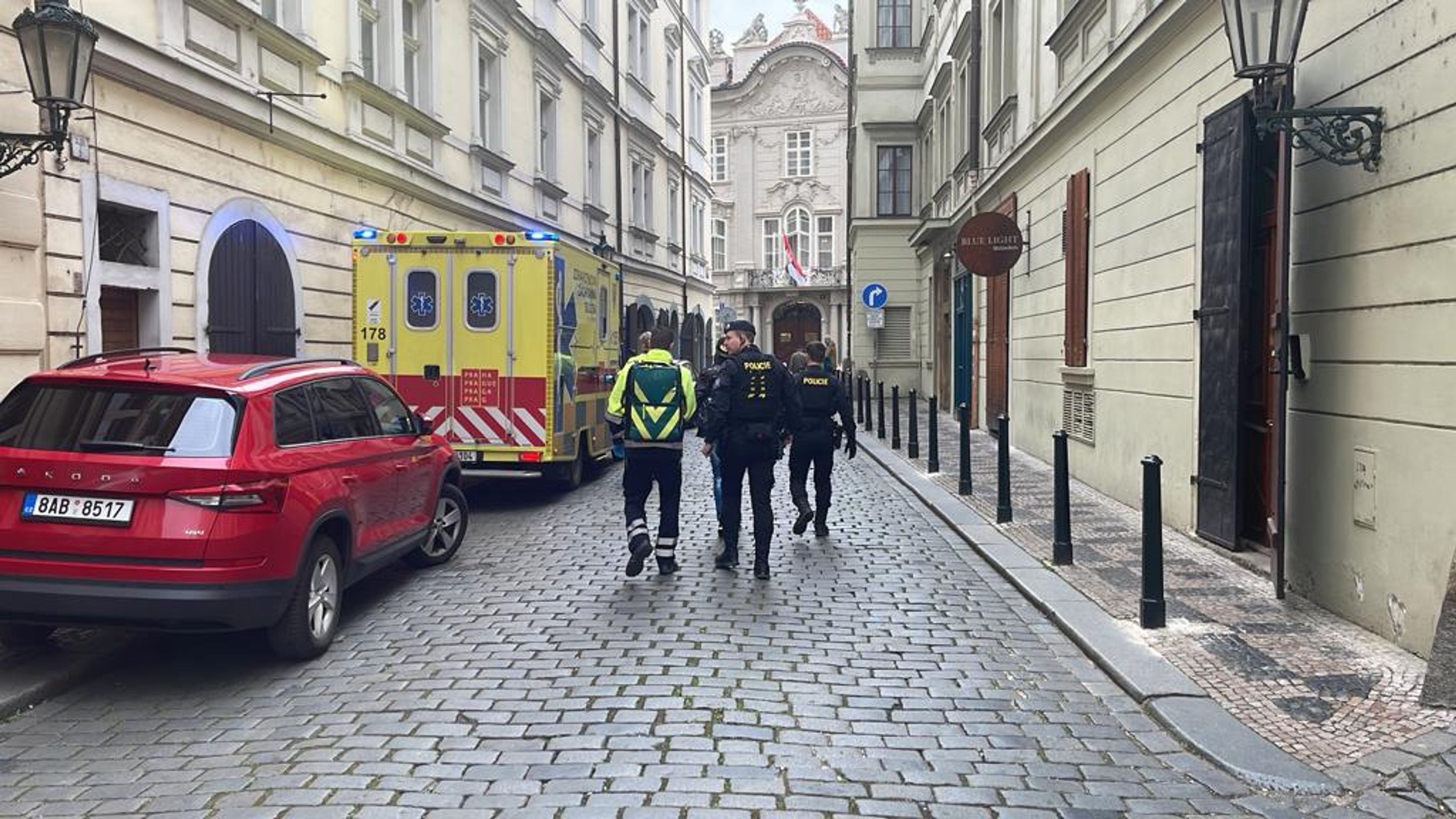 Policejní zásah ve škole na Malé straně - Policejní zásah na Malé straně (7/7)