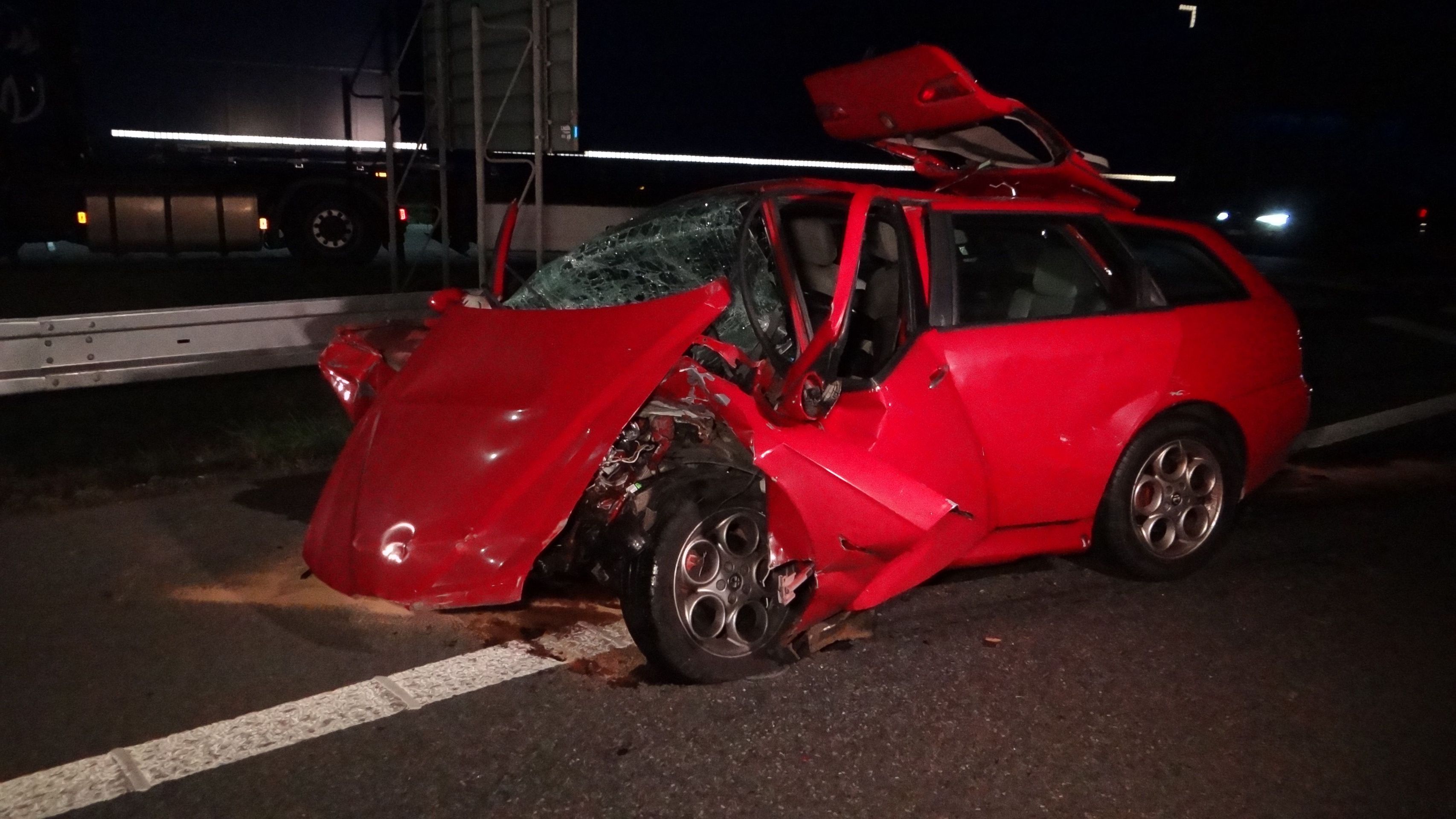 Náraz odhodil stojící auto asi osmdesát metrů dopředu - GALERIE: Nehoda na dálnici D8 (4/4)
