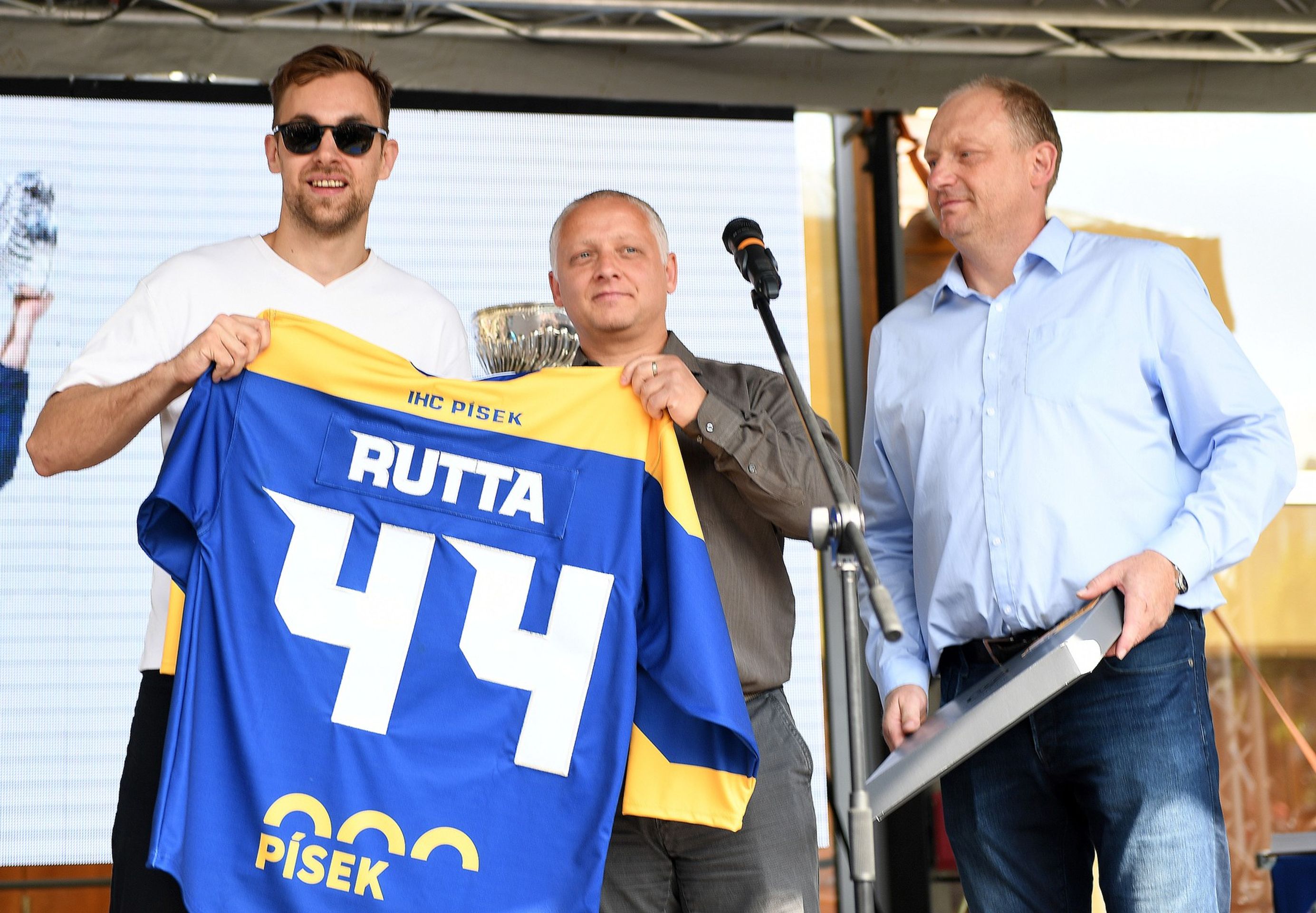 Jan Rutta se Stanley Cupem a radními z Písku - GALERIE: Jan Rutta přivezl do Písku slavný Stanley Cup (5/5)