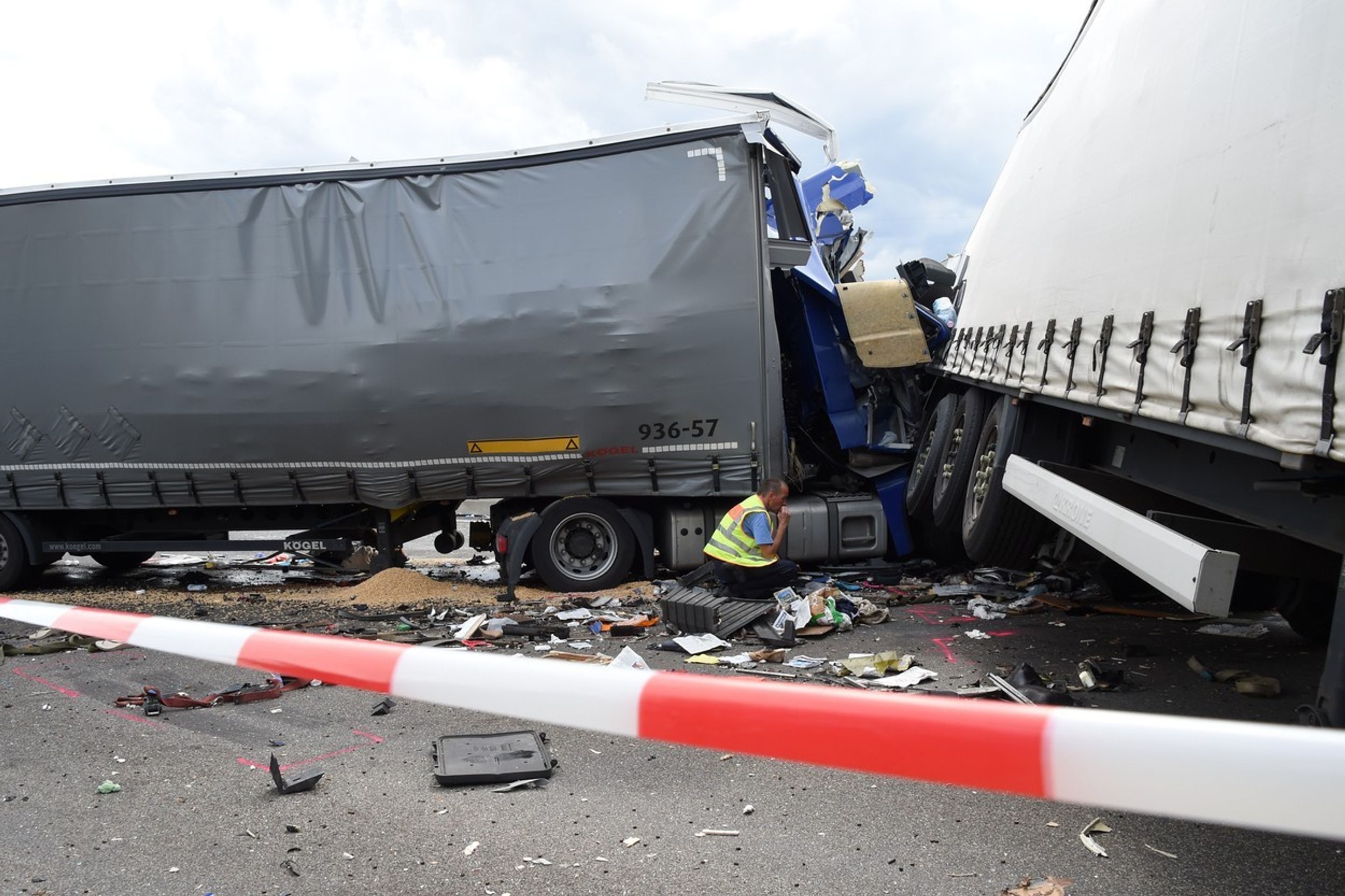 Český kamion v Německu vrazil do karavanu - 2 - GALERIE: Český kamion rozdrtil v Německu karavan (2/5)