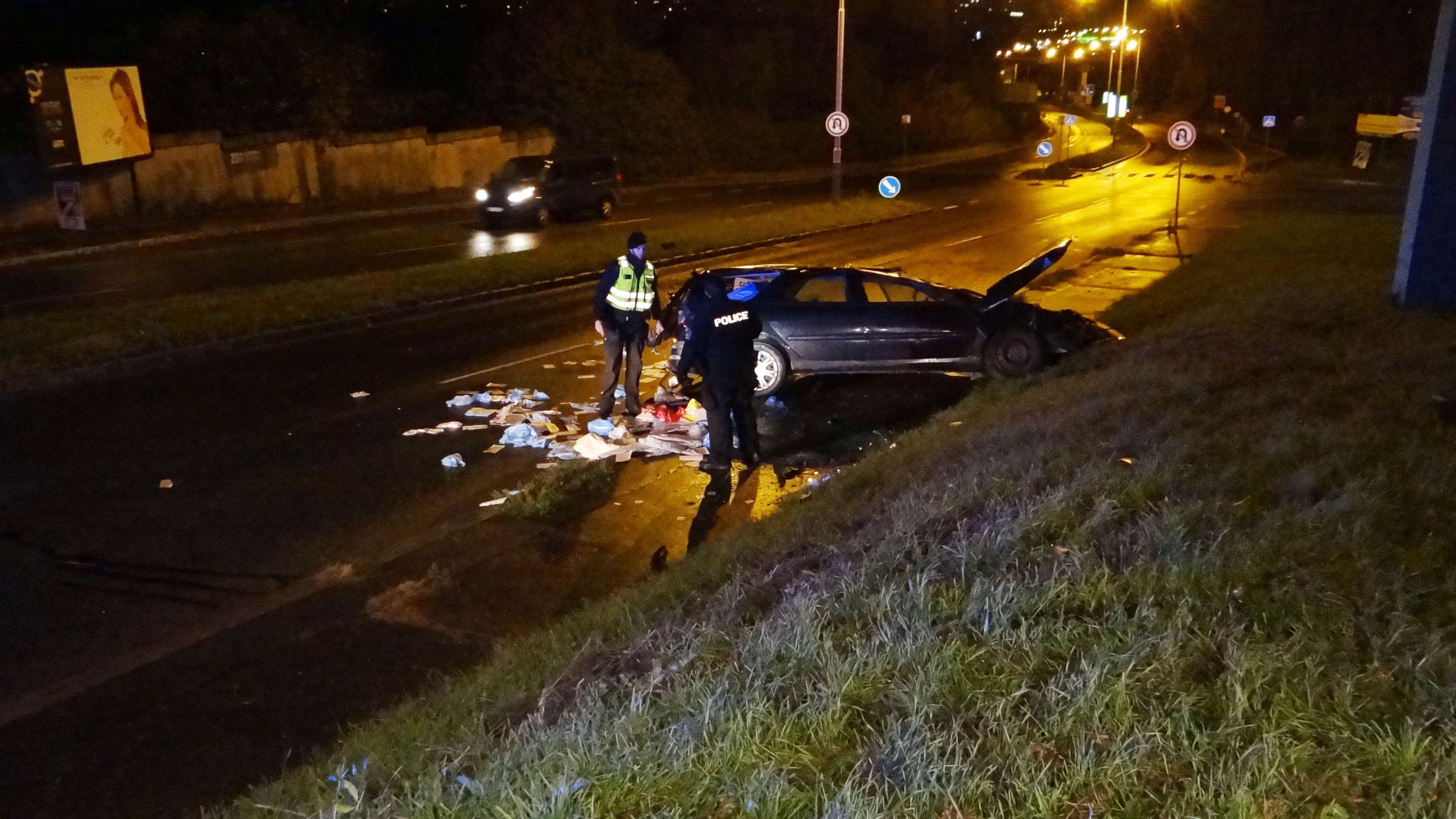 Auto se převrátilo přes střechu a dopadlo zpět na silnici - GALERIE: Nehoda v pražských Stodůlkách (4/4)