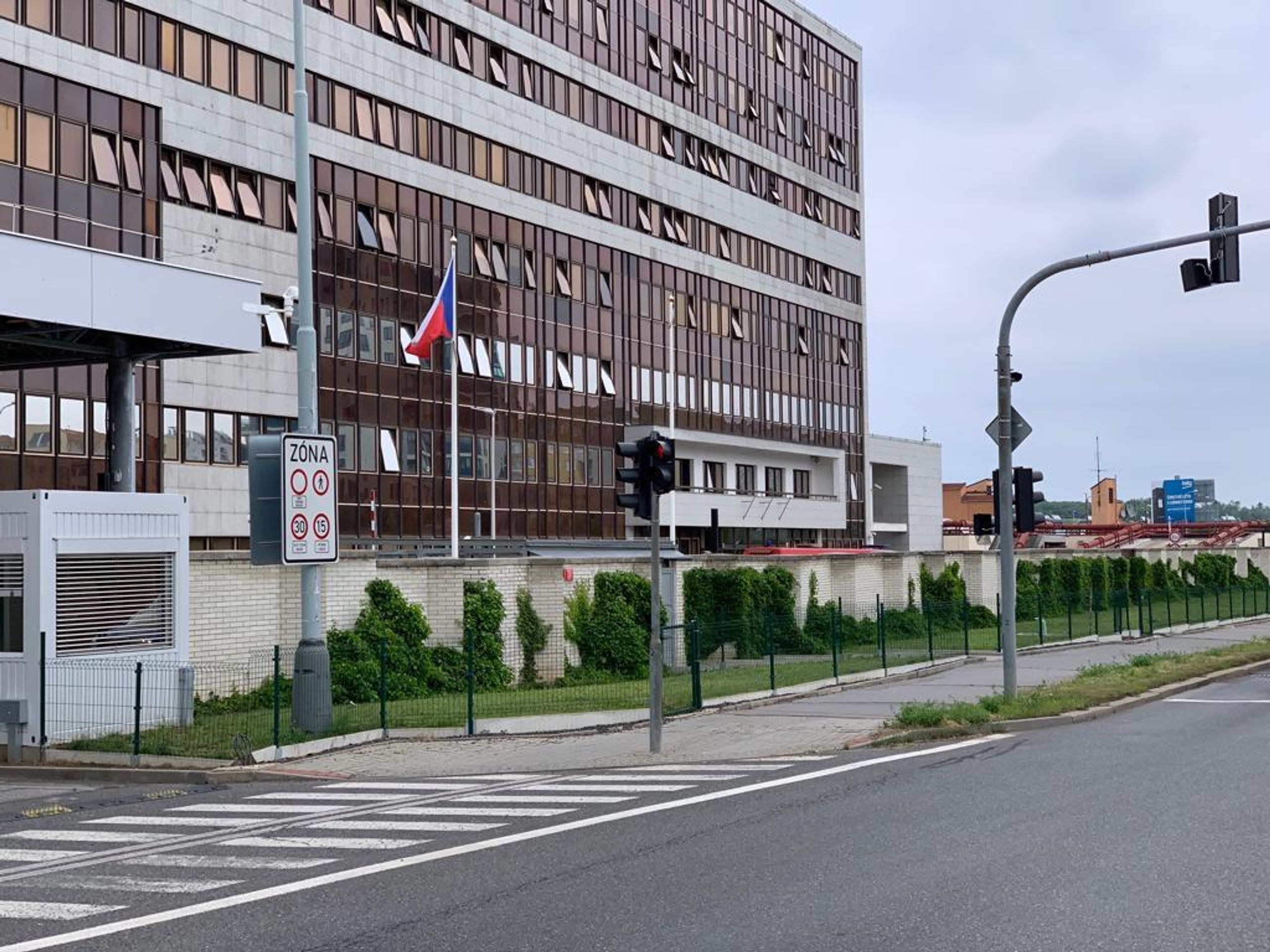 Zásah hasičů a záchranářů a protichemické služby u budovy BIS - 4 - GALERIE: Zásah hasičů a záchranářů a protichemické služby u budovy BIS (4/5)