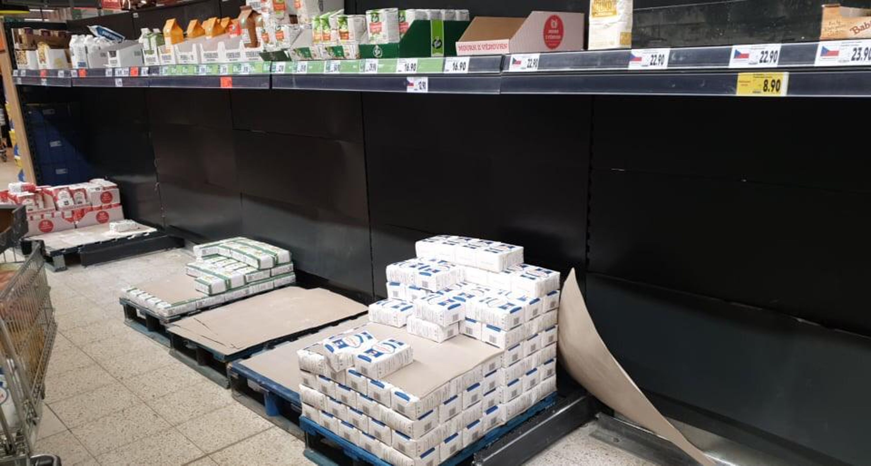 Prázdné regály v obchodech - Kaufland Jihlava - GALERIE: Prázdné regály obchodů v ČR (3/12)
