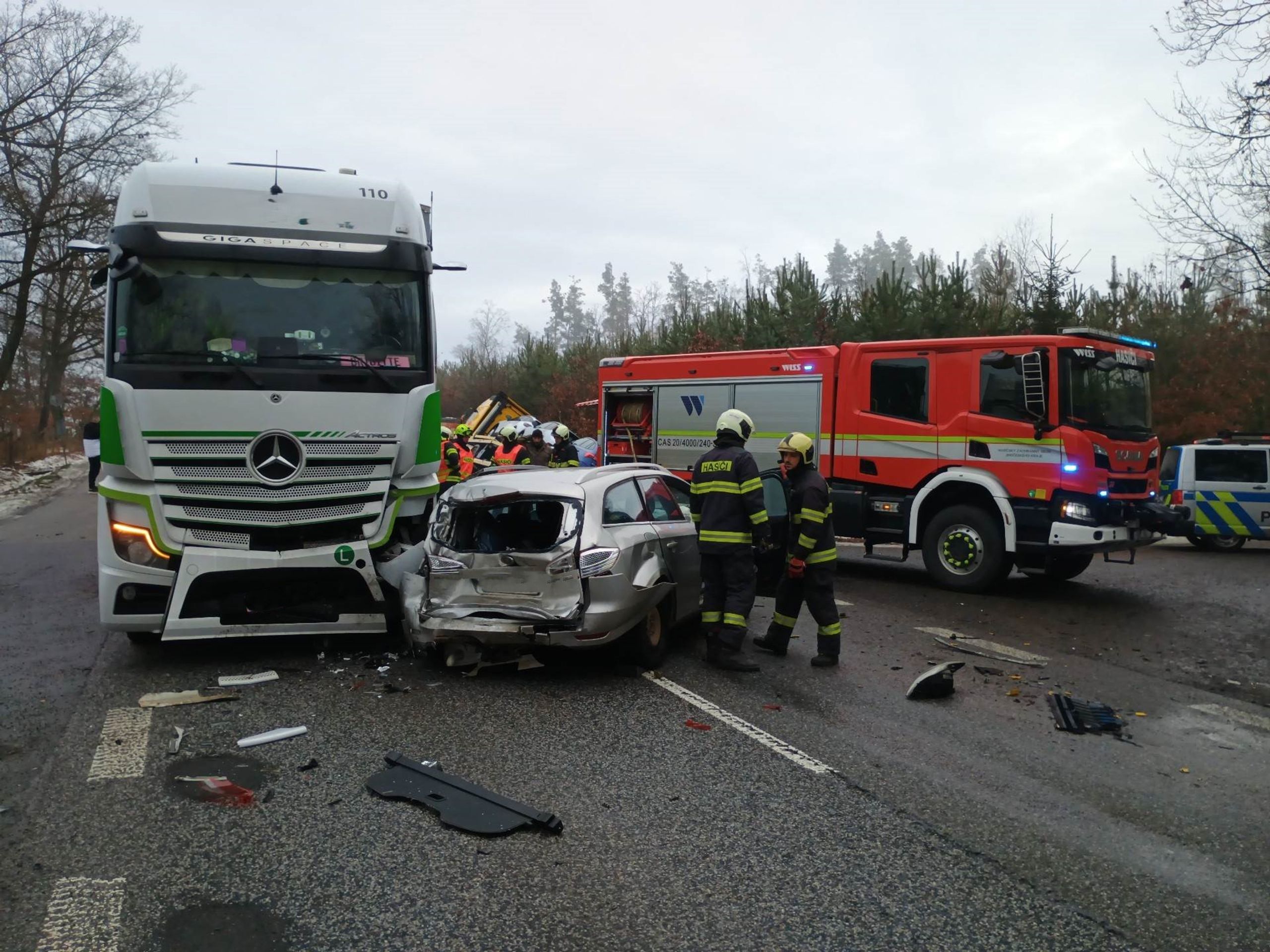 Nehoda dvou nákladních a osobního auta u Pamětic - Nehoda dvou nákladních a osobního auta u Pamětic (4/4)