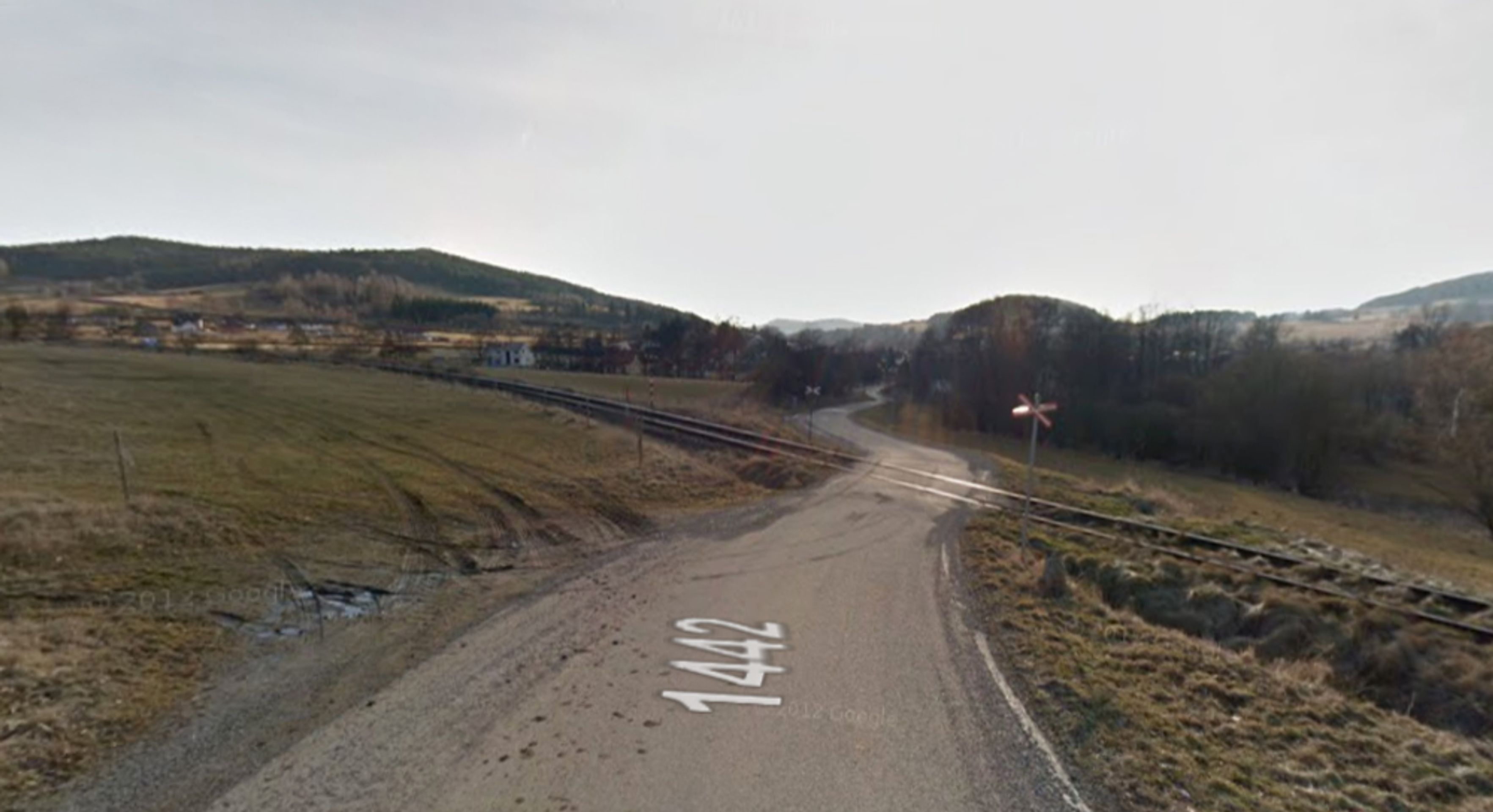 Nebezpečné přejezdy: P 970, Strakonice - Volary, Jihočeský kraj - přejezd bez světel, ŘEŠENÍ: se závorami. DŮVOD: Nepřehledné křížení u obce Malenice, náhrada přejezdu výstavbou nové komunikace - GALERIE: Nebezpečné přejezdy - Jihočeský kraj (3/18)