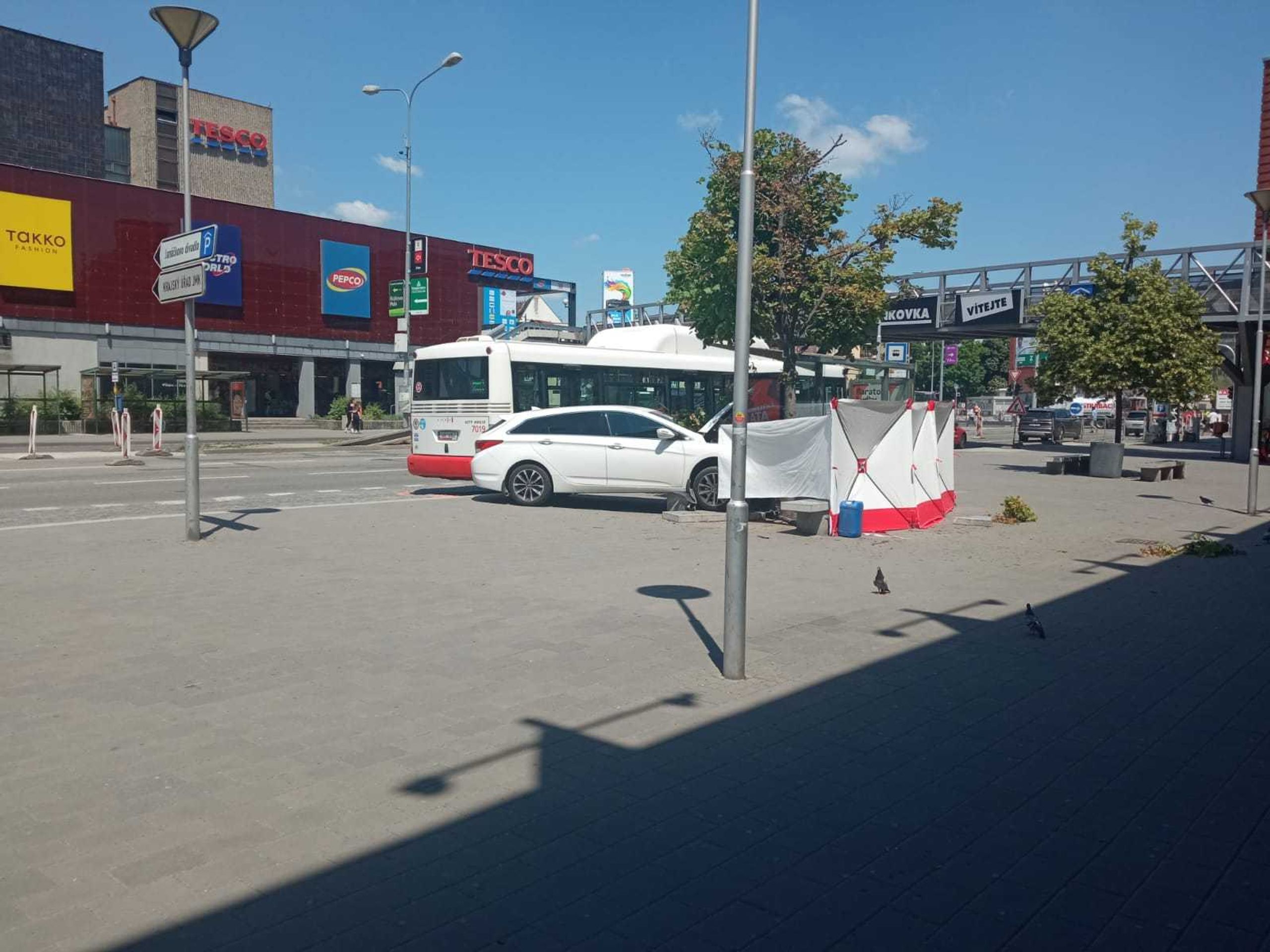 Auto vjelo na zastávku, jedna žena zemřela - 1 - GALERIE: Ženu na zastávce zabilo auto (3/4)
